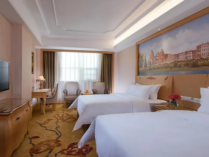 Bed in Vienna International Hotel Guangzhou Xintang Jean Fangzhicheng