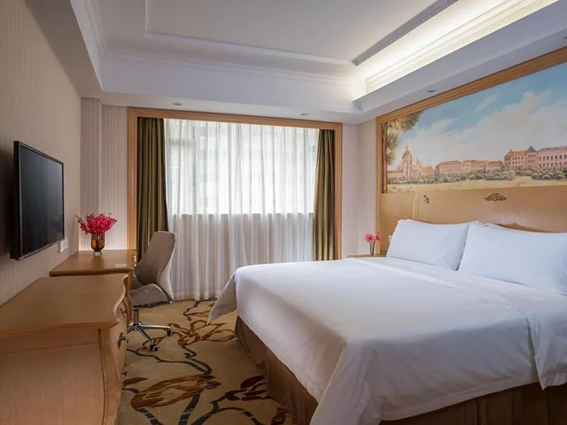 Bed in Vienna International Hotel Guangzhou Xintang Jean Fangzhicheng