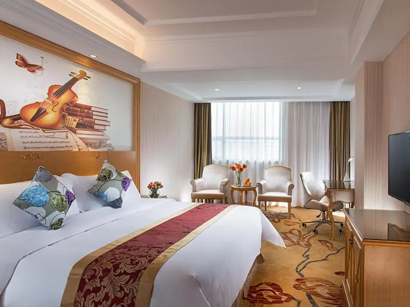 Bed in Vienna International Hotel Guangzhou Xintang Jean Fangzhicheng