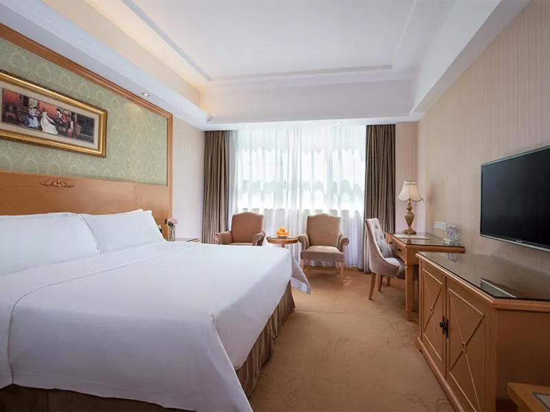 Bed in Vienna International Hotel Guangzhou Xintang Jean Fangzhicheng
