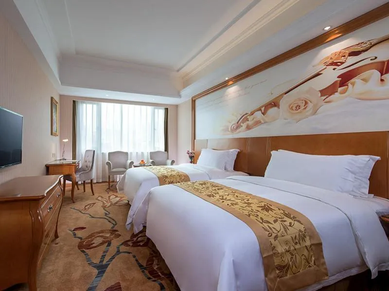 Bed in Vienna International Hotel Guangzhou Xintang Jean Fangzhicheng