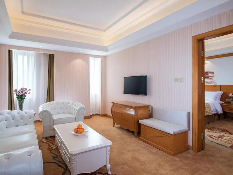 Bed in Vienna International Hotel Guangzhou Xintang Jean Fangzhicheng