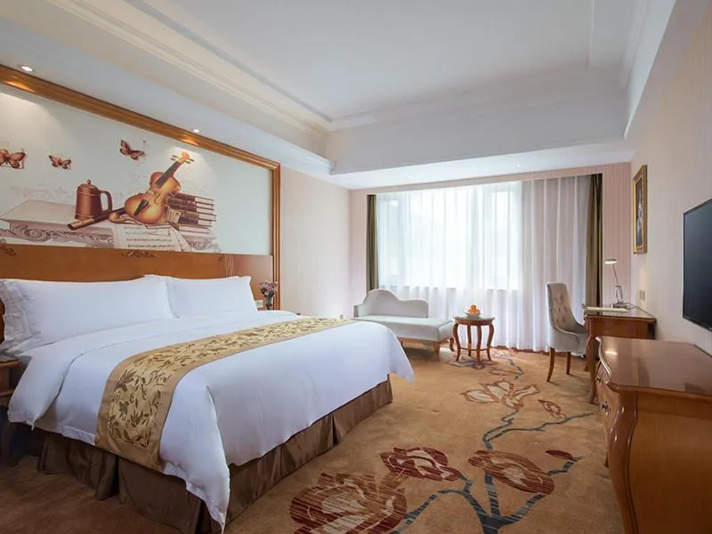 Bed in Vienna International Hotel Guangzhou Xintang Jean Fangzhicheng
