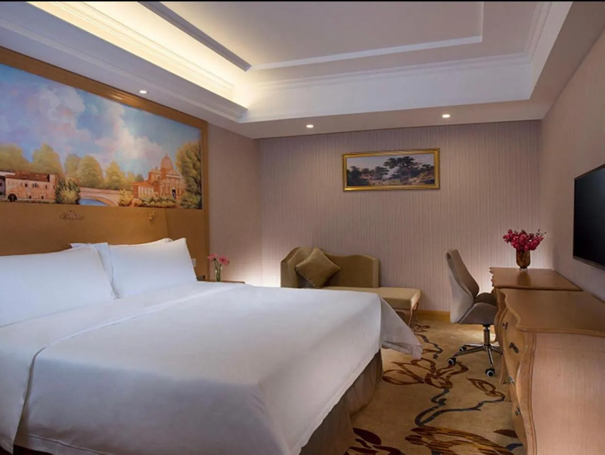 Bed in Vienna International Hotel Guangzhou Xintang Jean Fangzhicheng