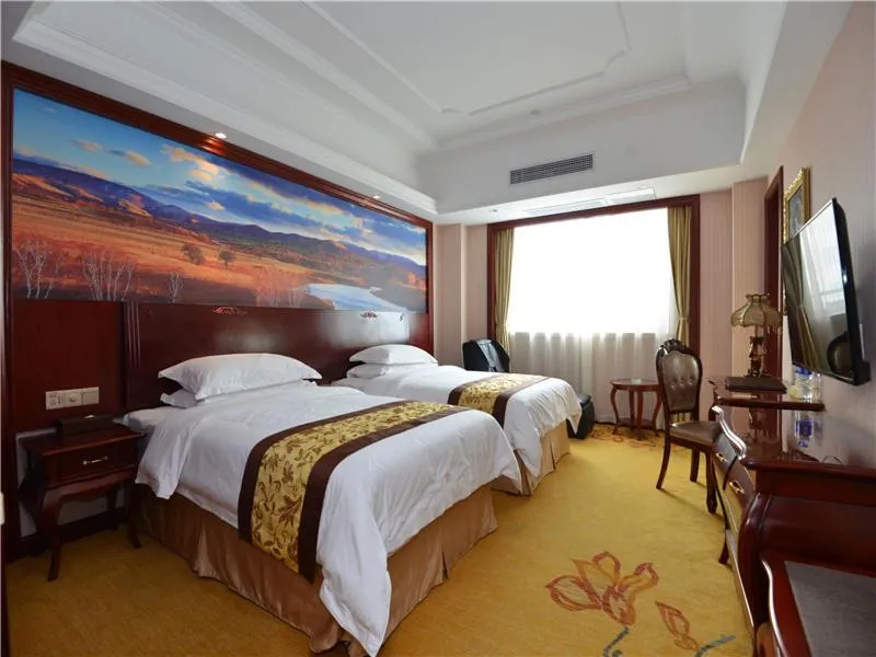 Bed in Vienna International Hotel Shanghai International Tourism and Resorts Zone