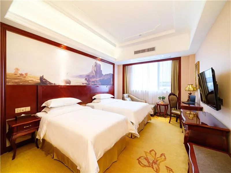 Bed in Vienna International Hotel Shanghai International Tourism and Resorts Zone