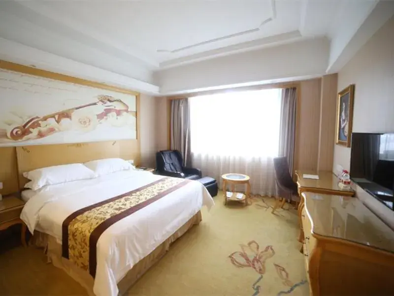 Bed in Vienna International Hotel Shanghai Pujiang