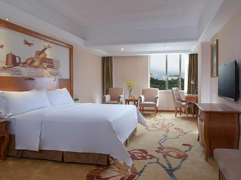 Bed in Vienna International Hotel Shenzhen Caopu Jindaotian