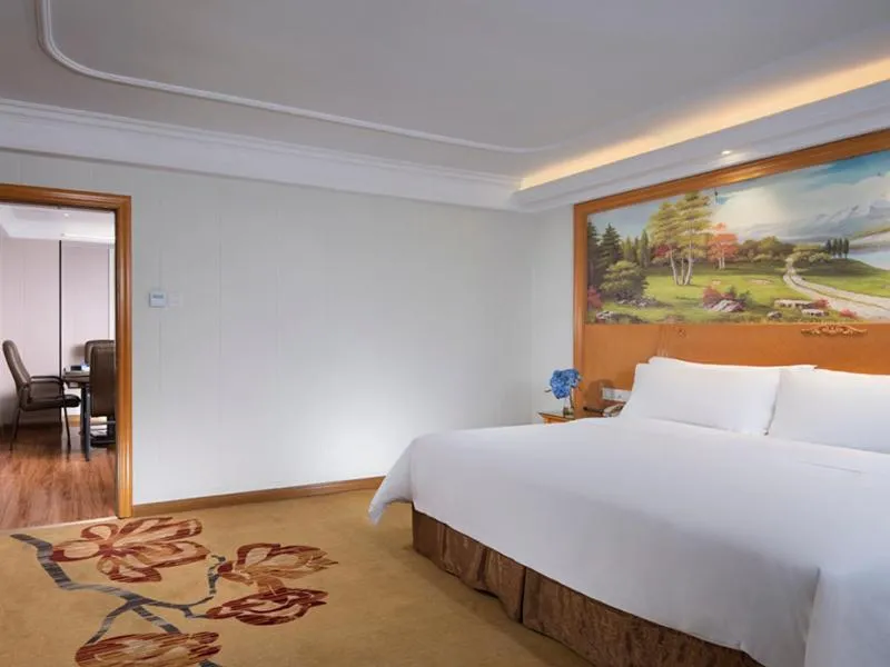 Bed in Vienna International Hotel Zhuhai Golden Phoenix