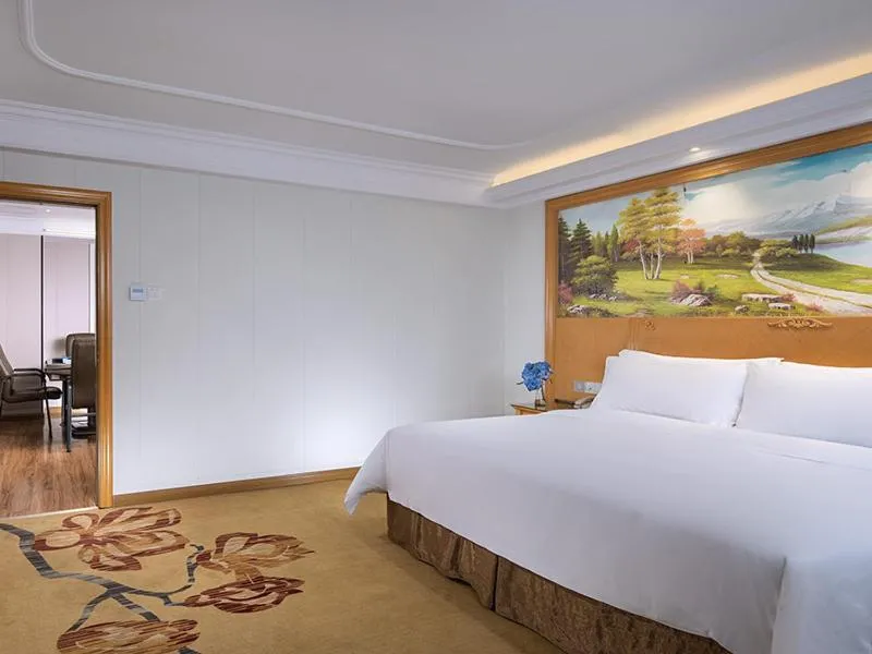 Bed in Vienna International Hotel Zhuhai Golden Phoenix
