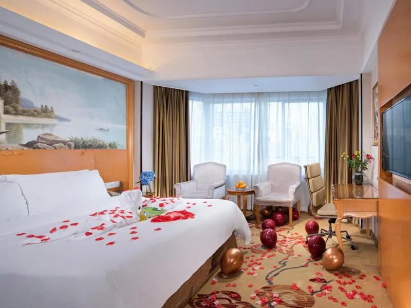 Bed in Vienna International Hotel Zhuhai Golden Phoenix