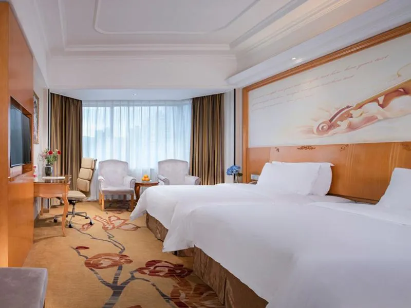 Bed in Vienna International Hotel Zhuhai Golden Phoenix