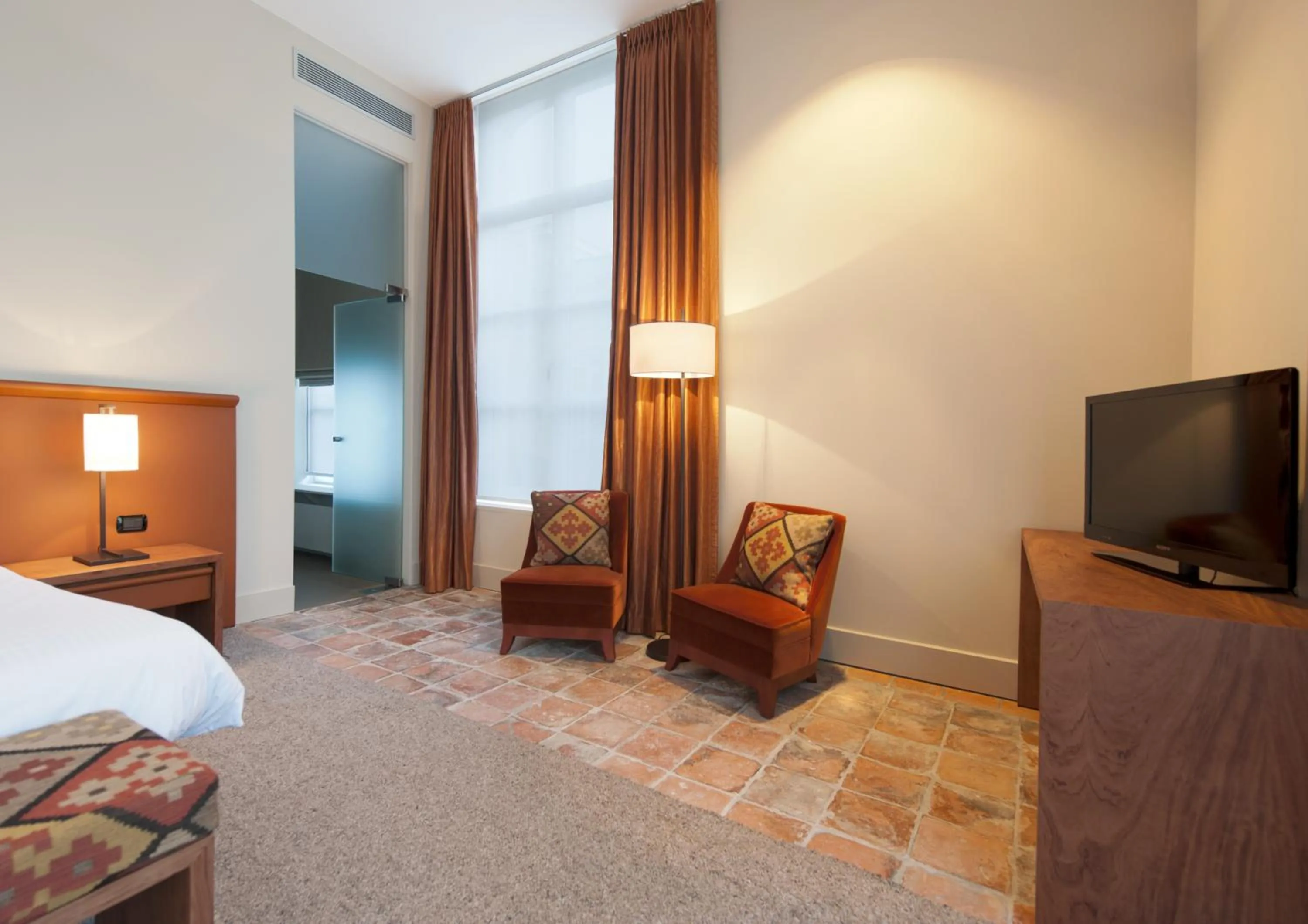 Communal lounge/ TV room, Bed in Hotel Messeyne