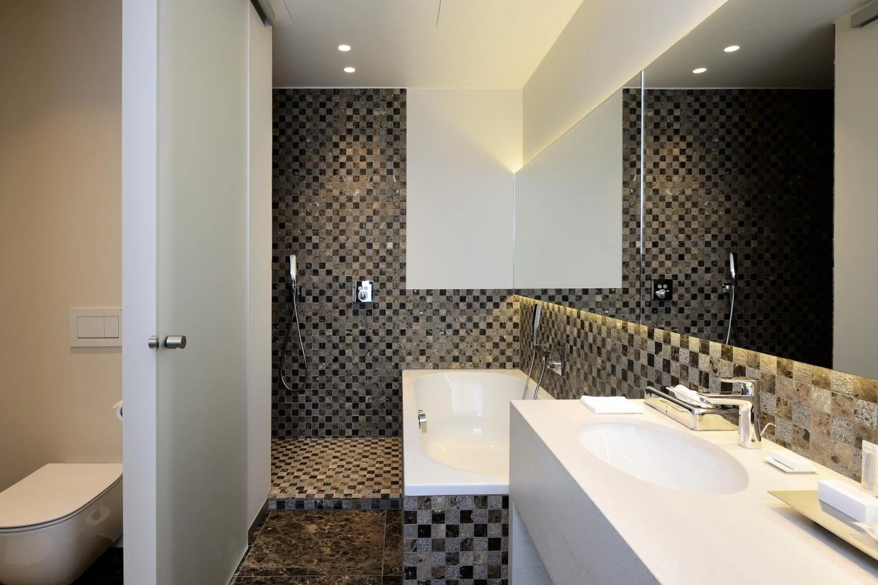 Toilet in Hotel Messeyne