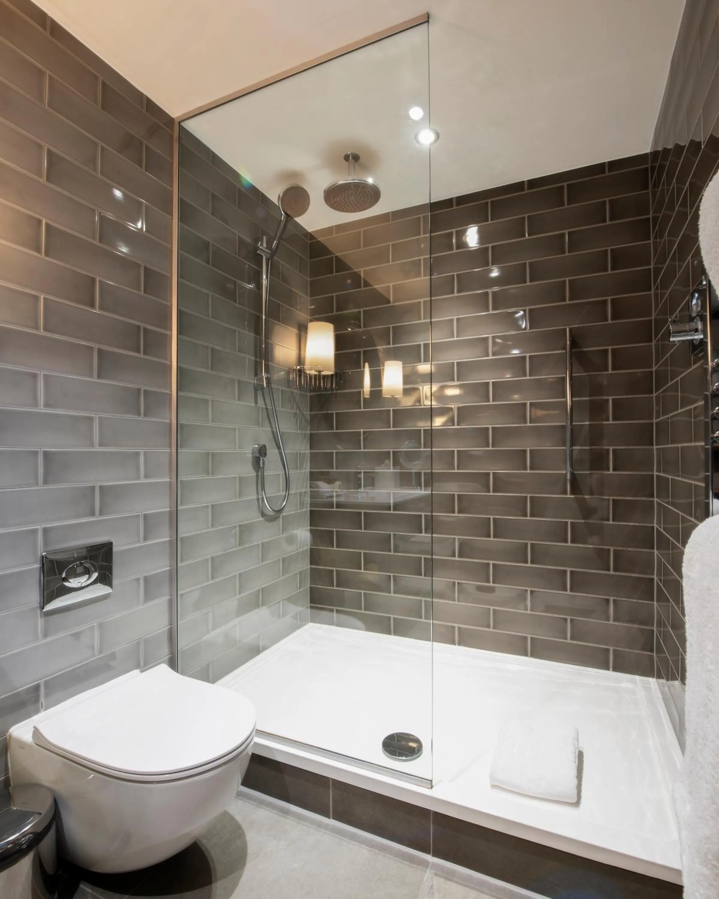 Shower in Dakota Leeds