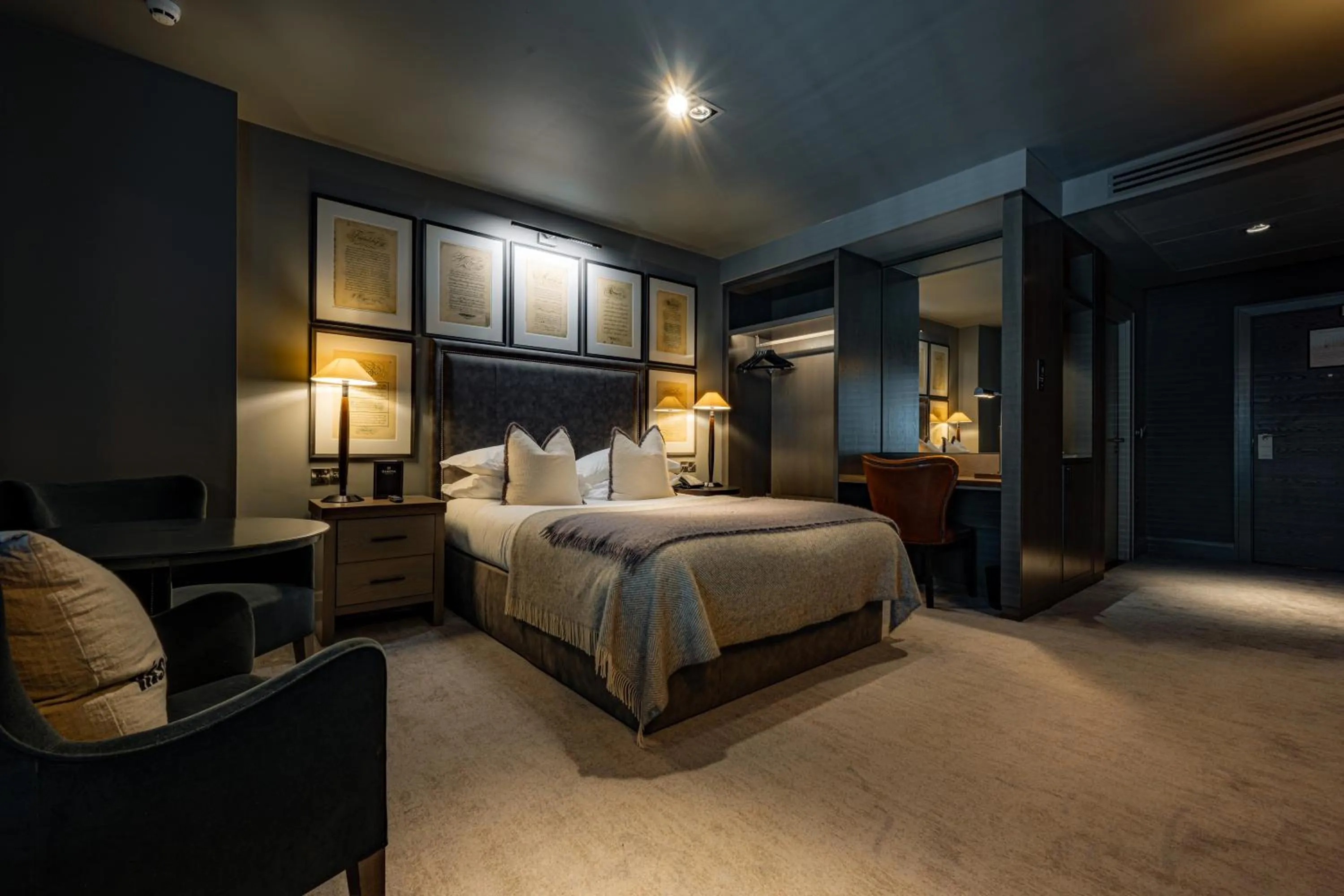 Photo of the whole room, Bed in Dakota Leeds