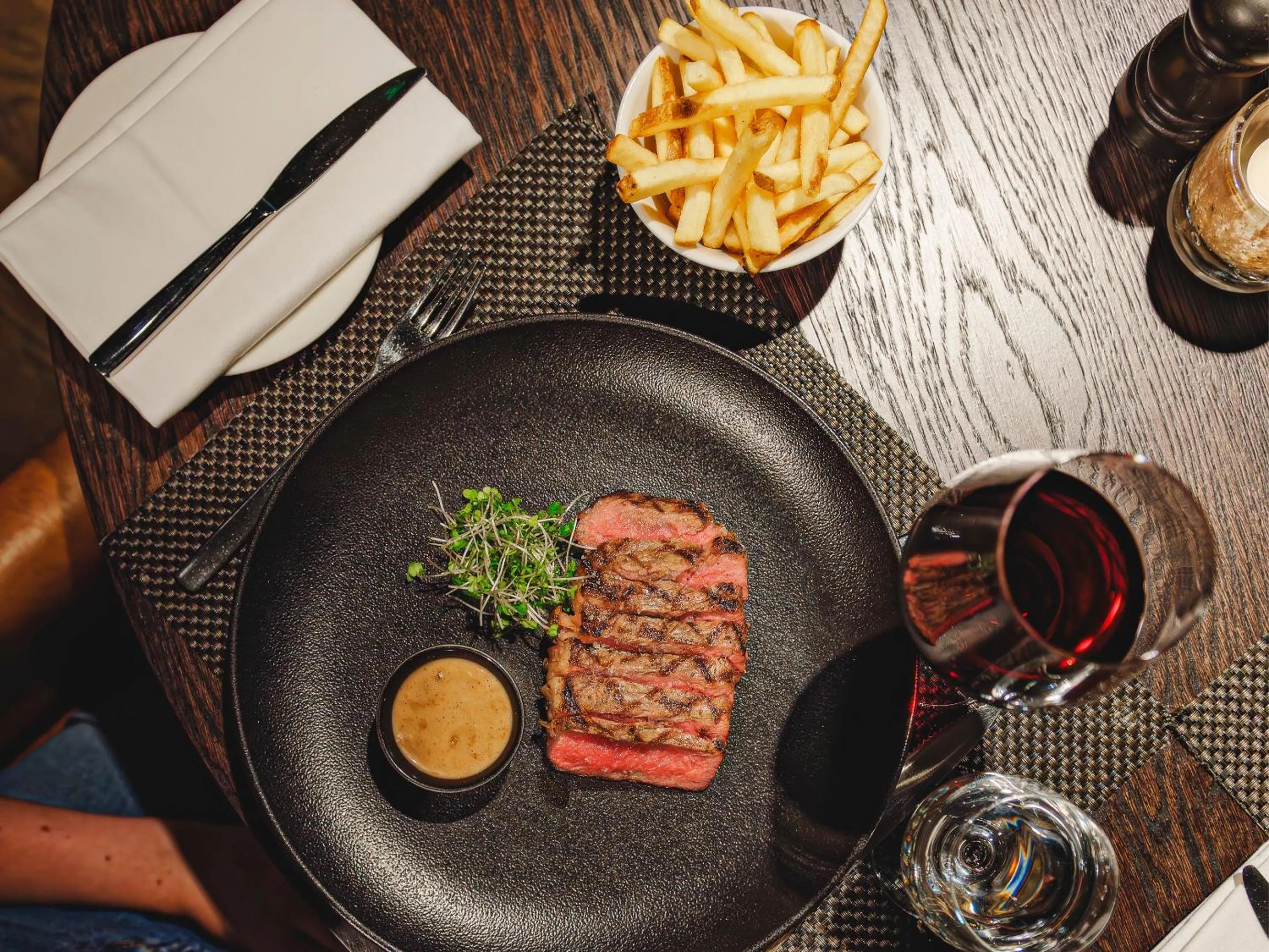 Food and drinks in Dakota Leeds