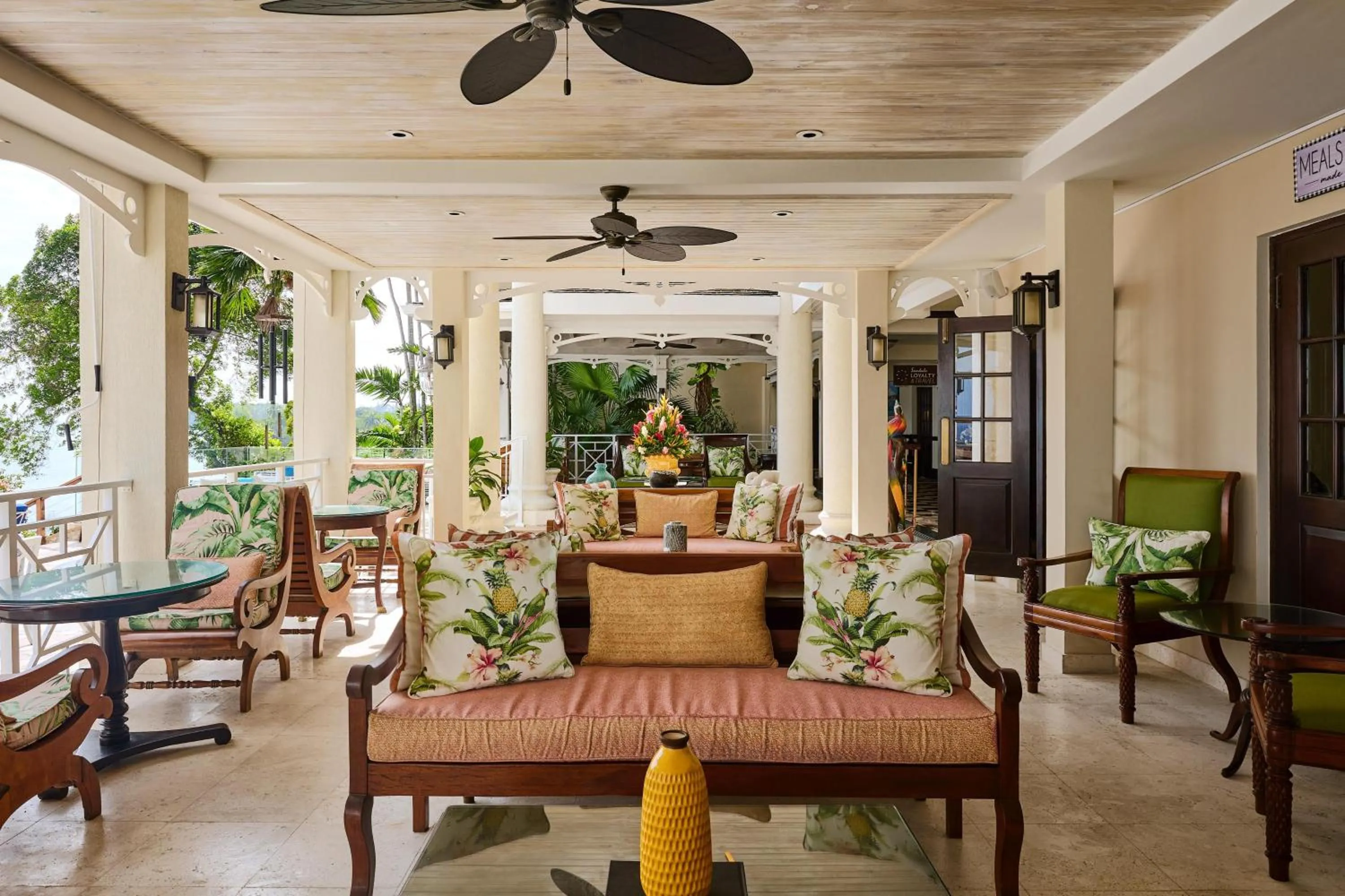 Lounge or bar in Sandals Royal Plantation All Inclusive - Couples Only