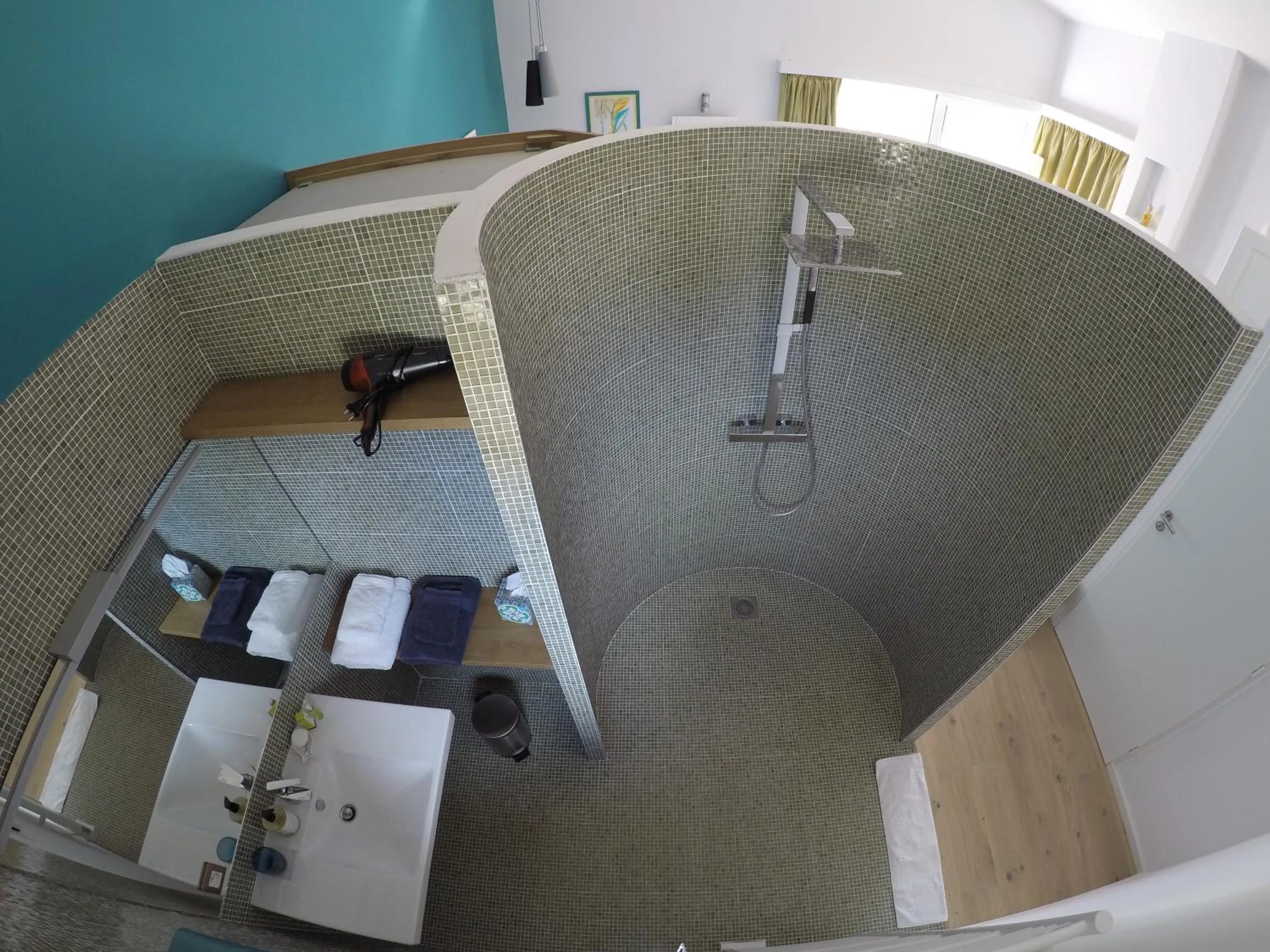 Shower in Les Ambèles