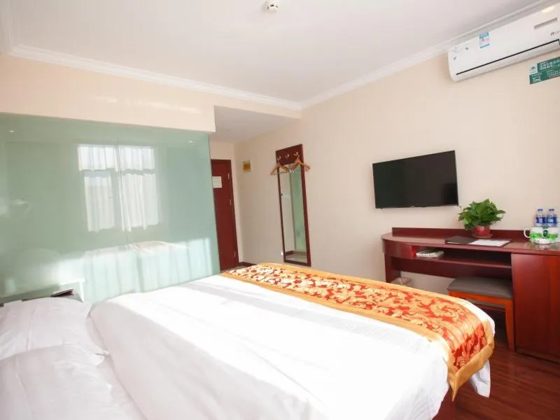 Bed in GreenTree Inn Tianjin First Center Hospital Subway Station Shell Hotel