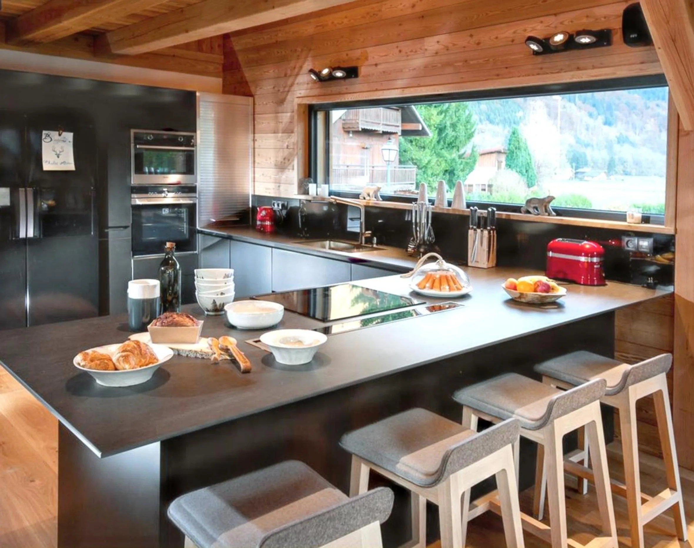 Kitchen or kitchenette in Chalet spacieux à Samoëns de 210 m² avec jacuzzi et jardin