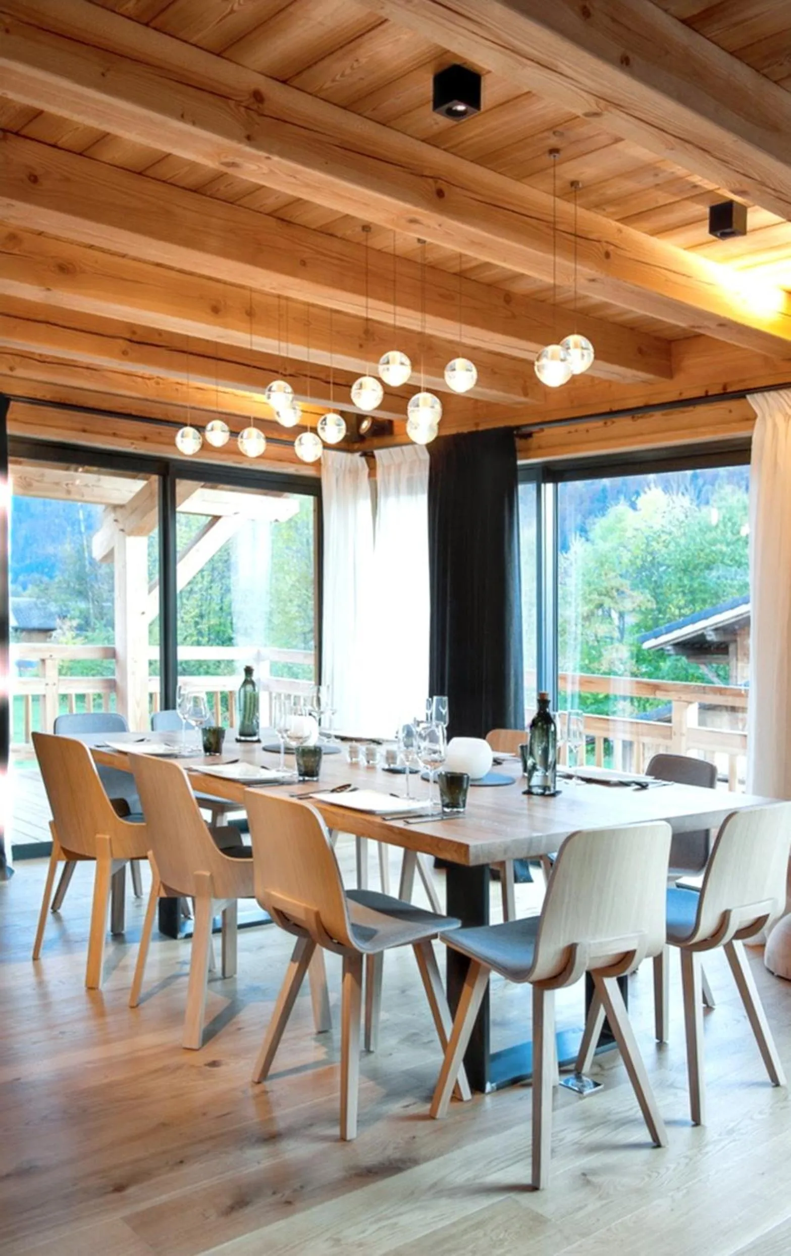 Dining area in Chalet spacieux à Samoëns de 210 m² avec jacuzzi et jardin