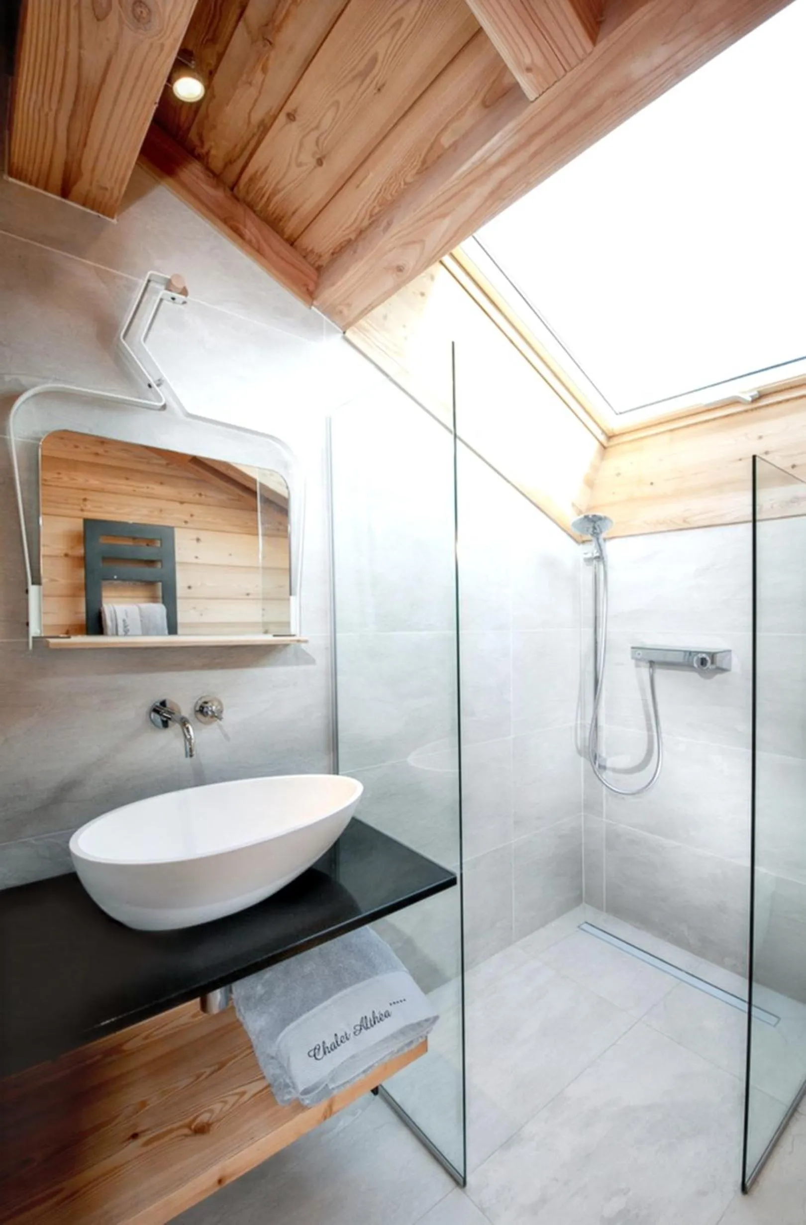 Bathroom in Chalet spacieux à Samoëns de 210 m² avec jacuzzi et jardin