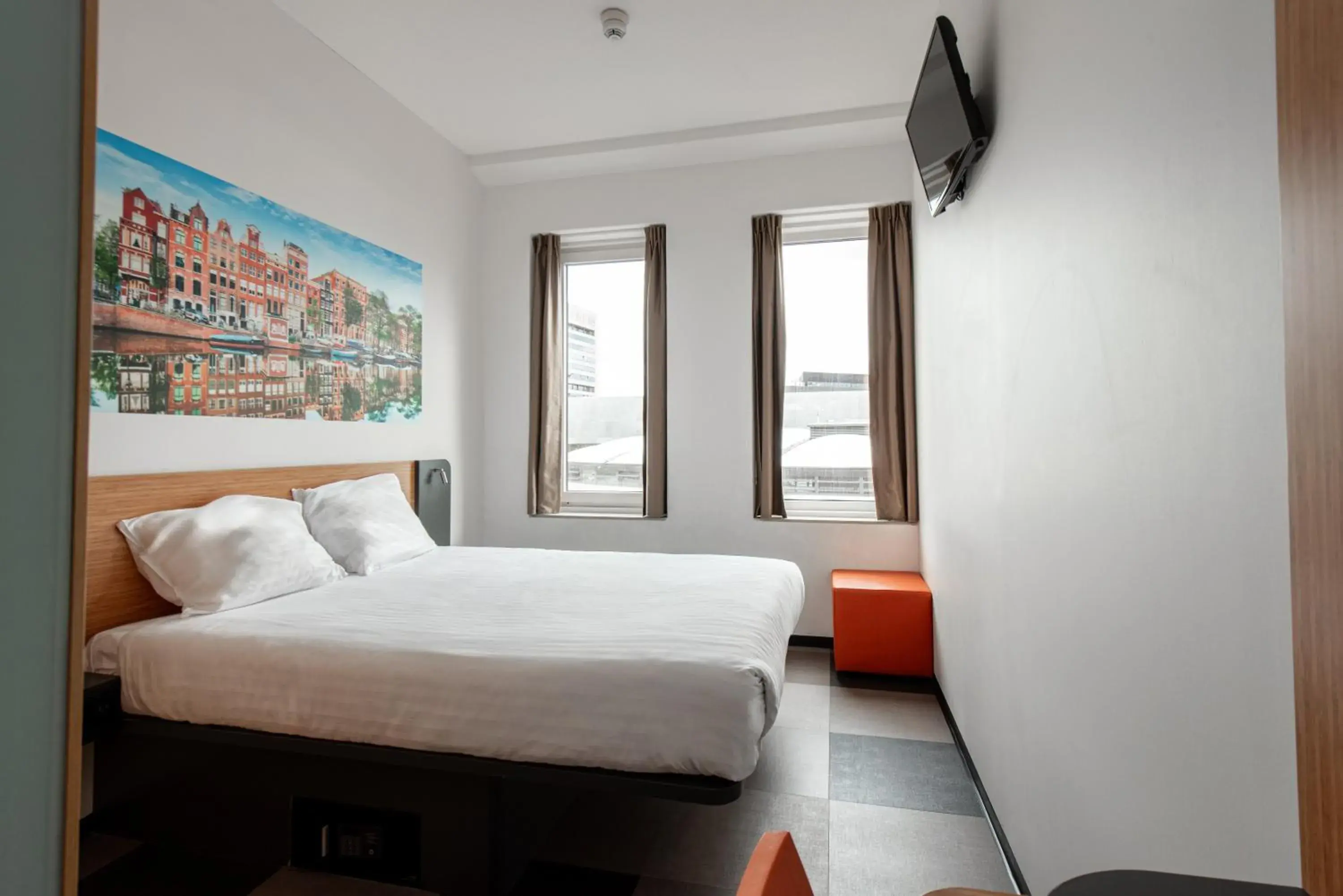 Bedroom, Bed in easyHotel Amsterdam Arena Boulevard Bedroom, Bed in easyHotel Amsterdam Arena Boulevard