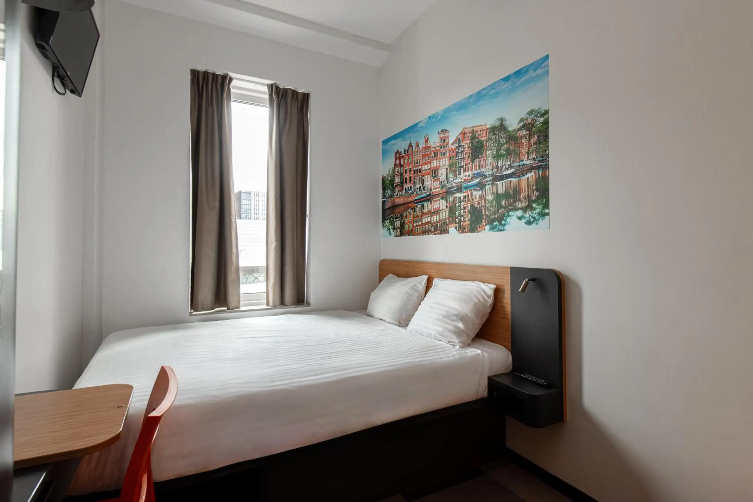 Bedroom, Bed in easyHotel Amsterdam Arena Boulevard Bedroom, Bed in easyHotel Amsterdam Arena Boulevard