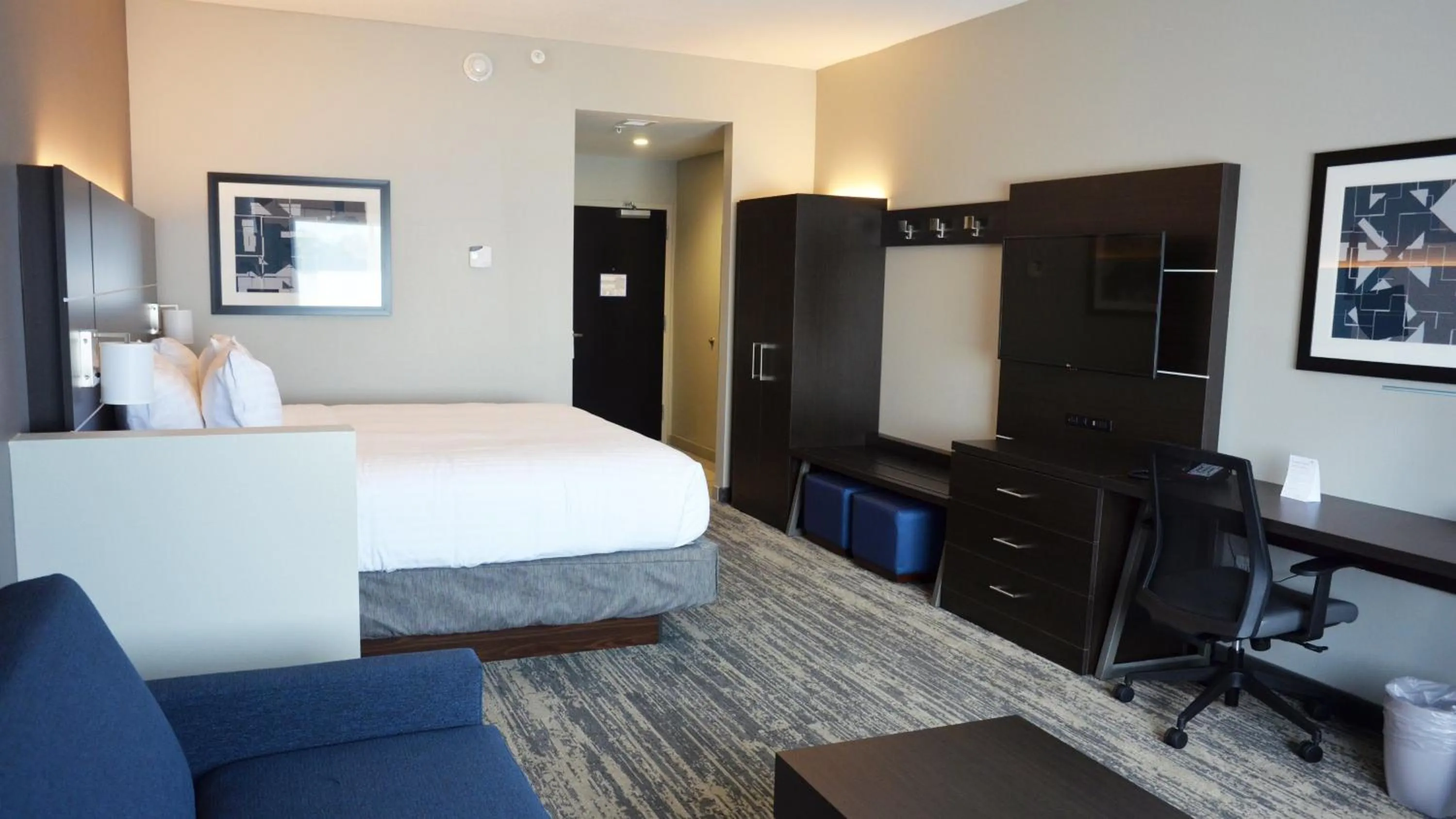 Photo of the whole room, Bed in Holiday Inn Express & Suites - Jacksonville W - I295 and I10 by IHG