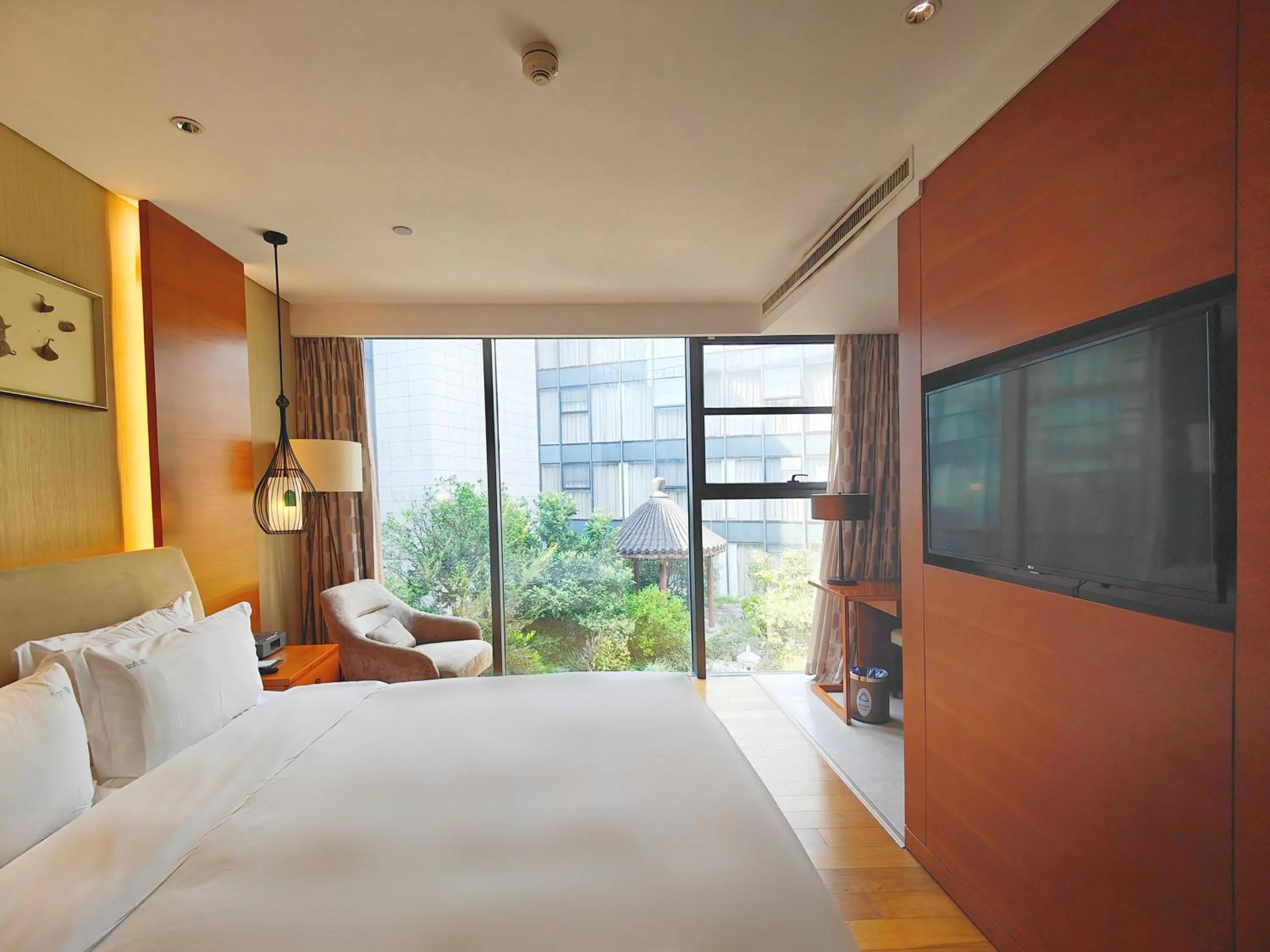 Photo of the whole room, Bed in Holiday Inn Nanjing Xuanwu Lake by IHG