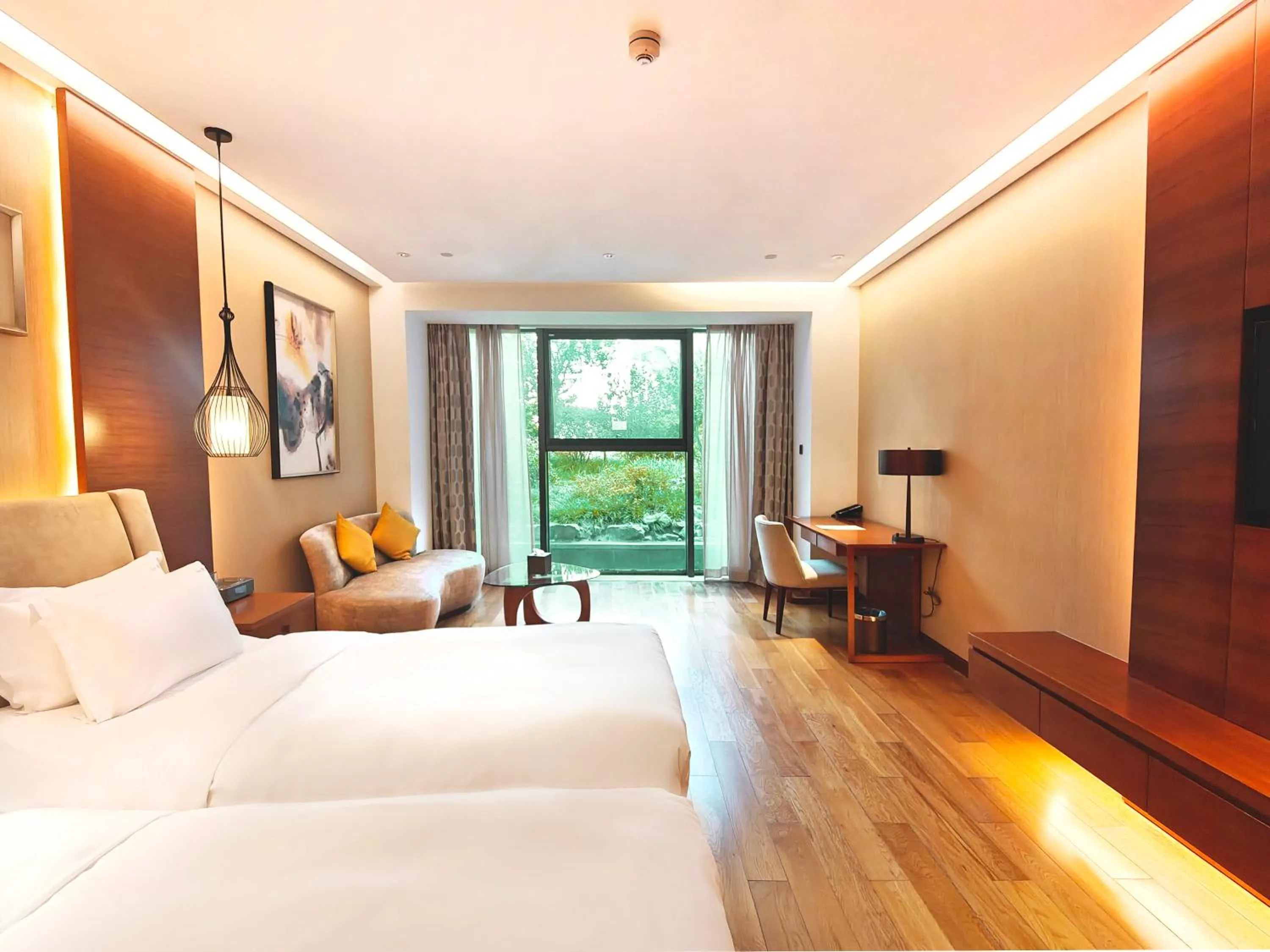 Photo of the whole room, Bed in Holiday Inn Nanjing Xuanwu Lake by IHG