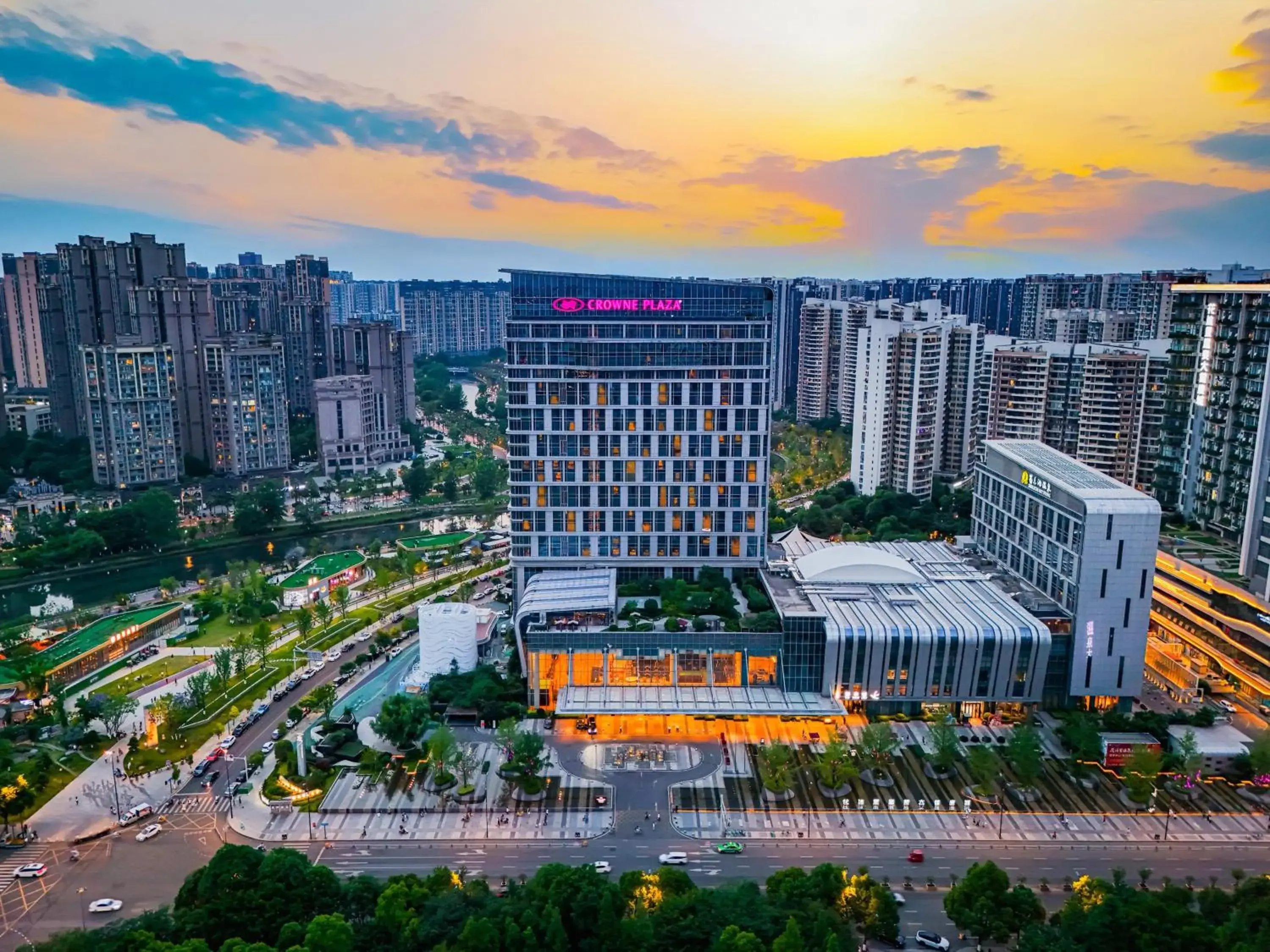 Property building in Crowne Plaza Chengdu Wenjiang by IHG Property building in Crowne Plaza Chengdu Wenjiang by IHG