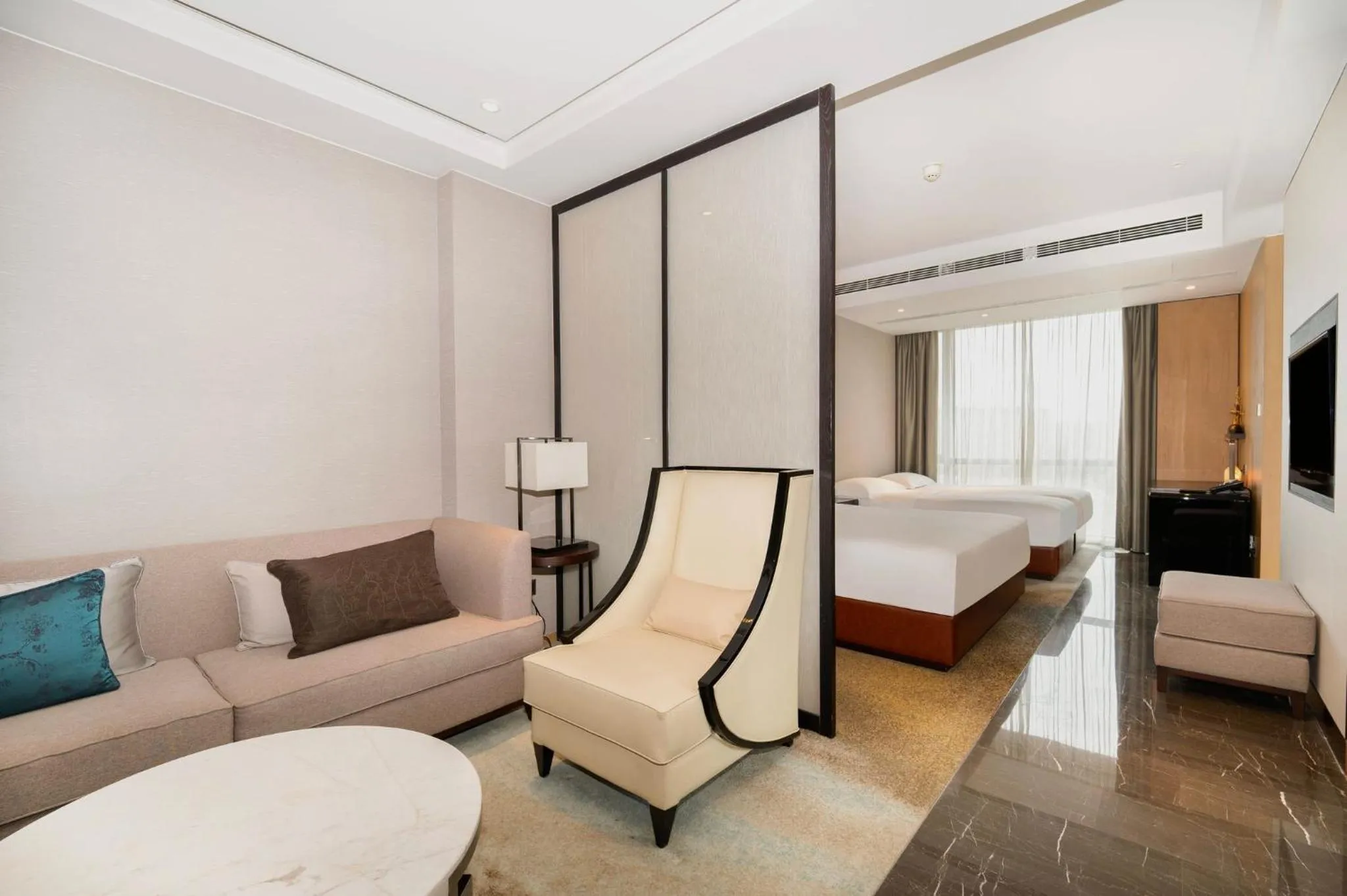 Photo of the whole room, Bed in Crowne Plaza Chengdu Wenjiang by IHG