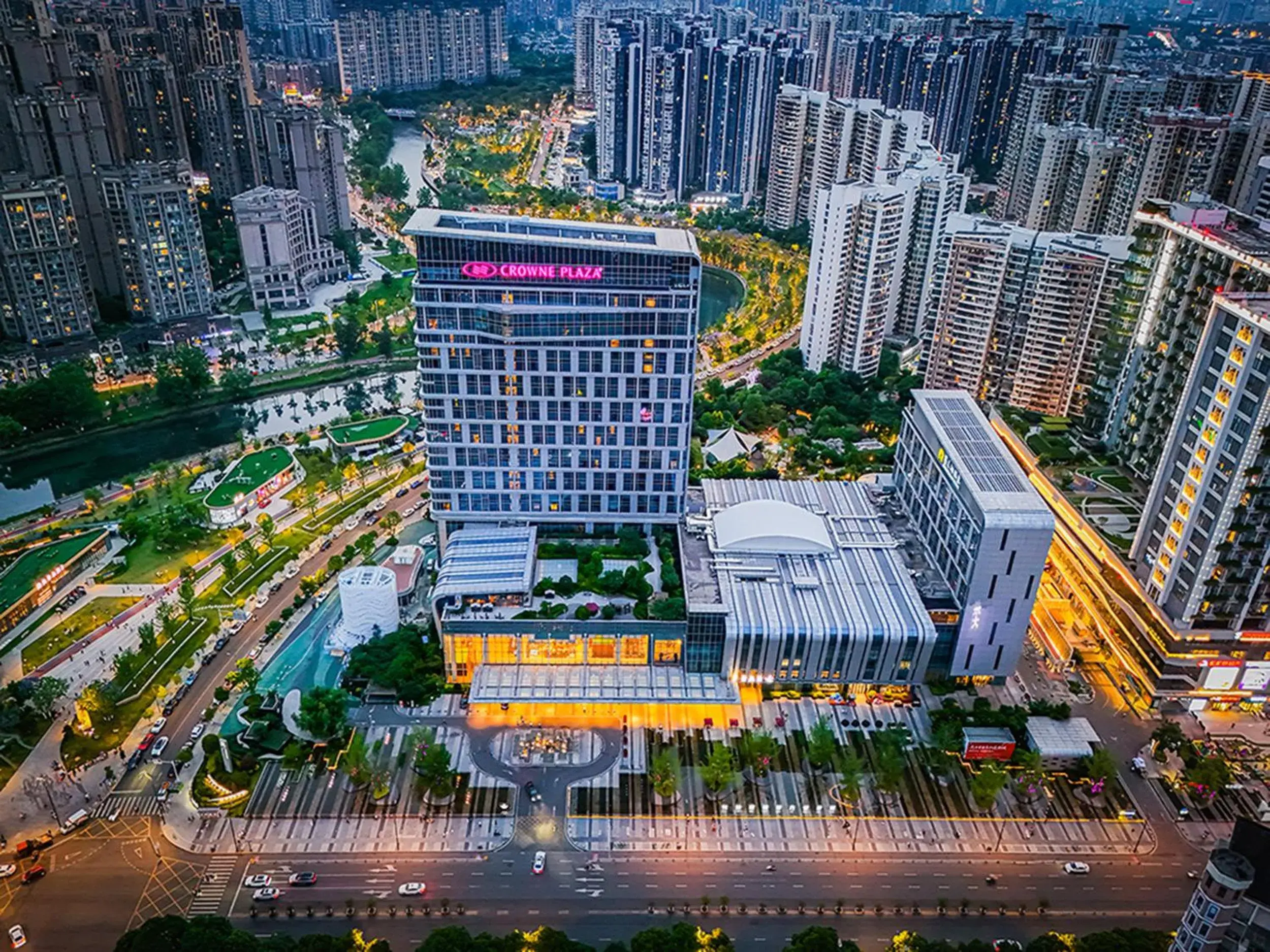 Quiet street view in Crowne Plaza Chengdu Wenjiang by IHG Quiet street view in Crowne Plaza Chengdu Wenjiang by IHG