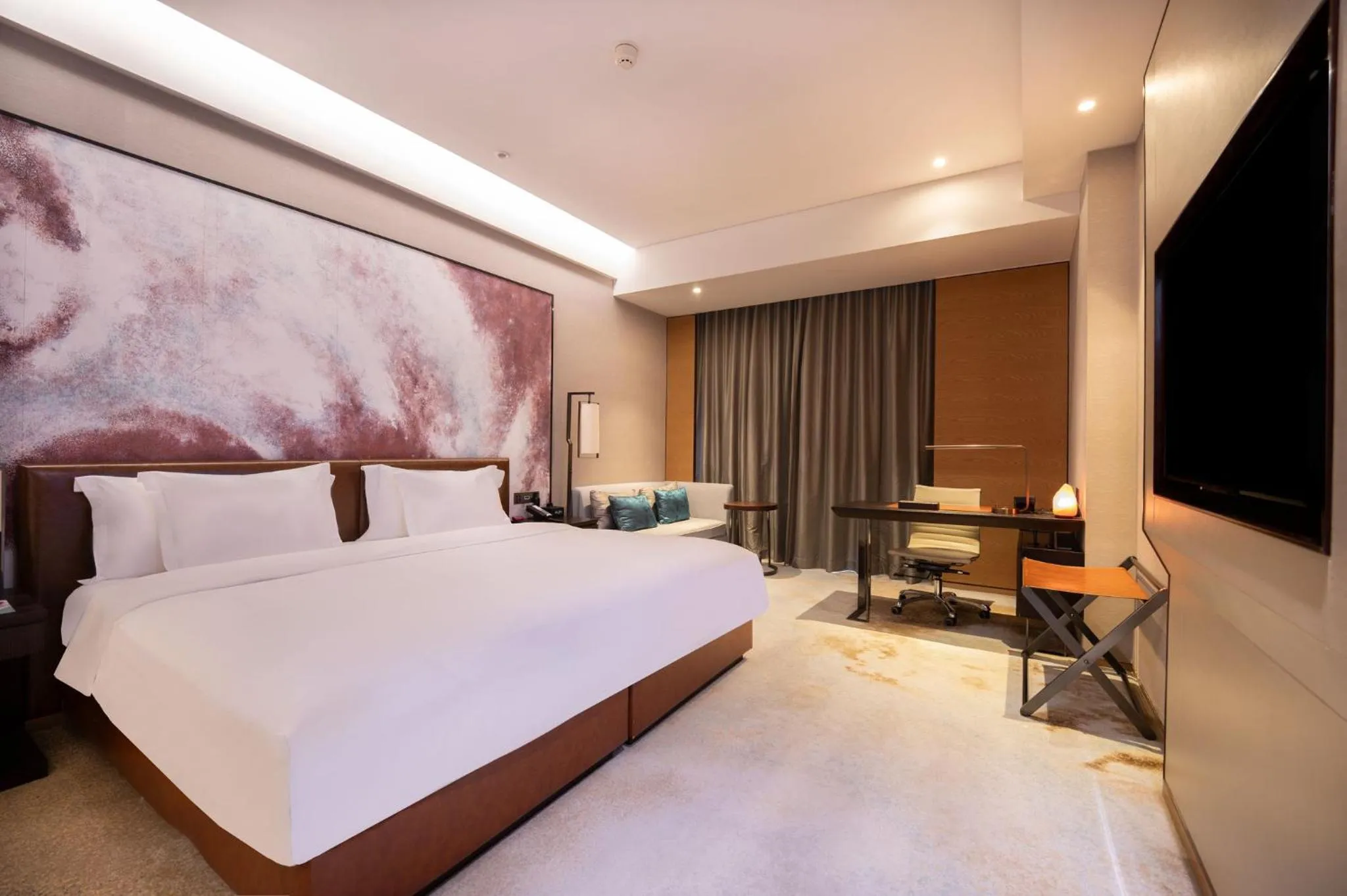 Photo of the whole room, Bed in Crowne Plaza Chengdu Wenjiang by IHG