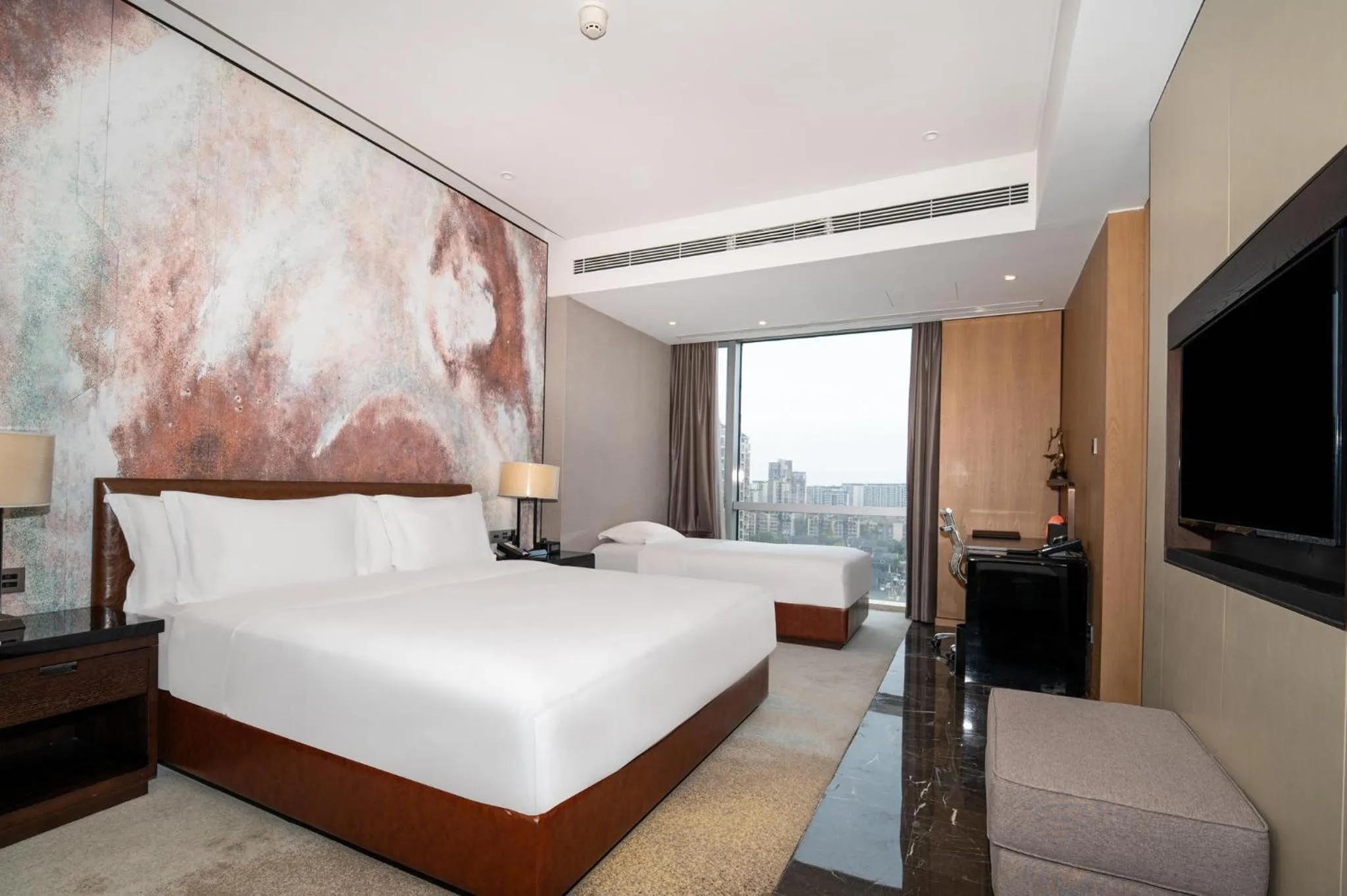 Photo of the whole room, Bed in Crowne Plaza Chengdu Wenjiang by IHG