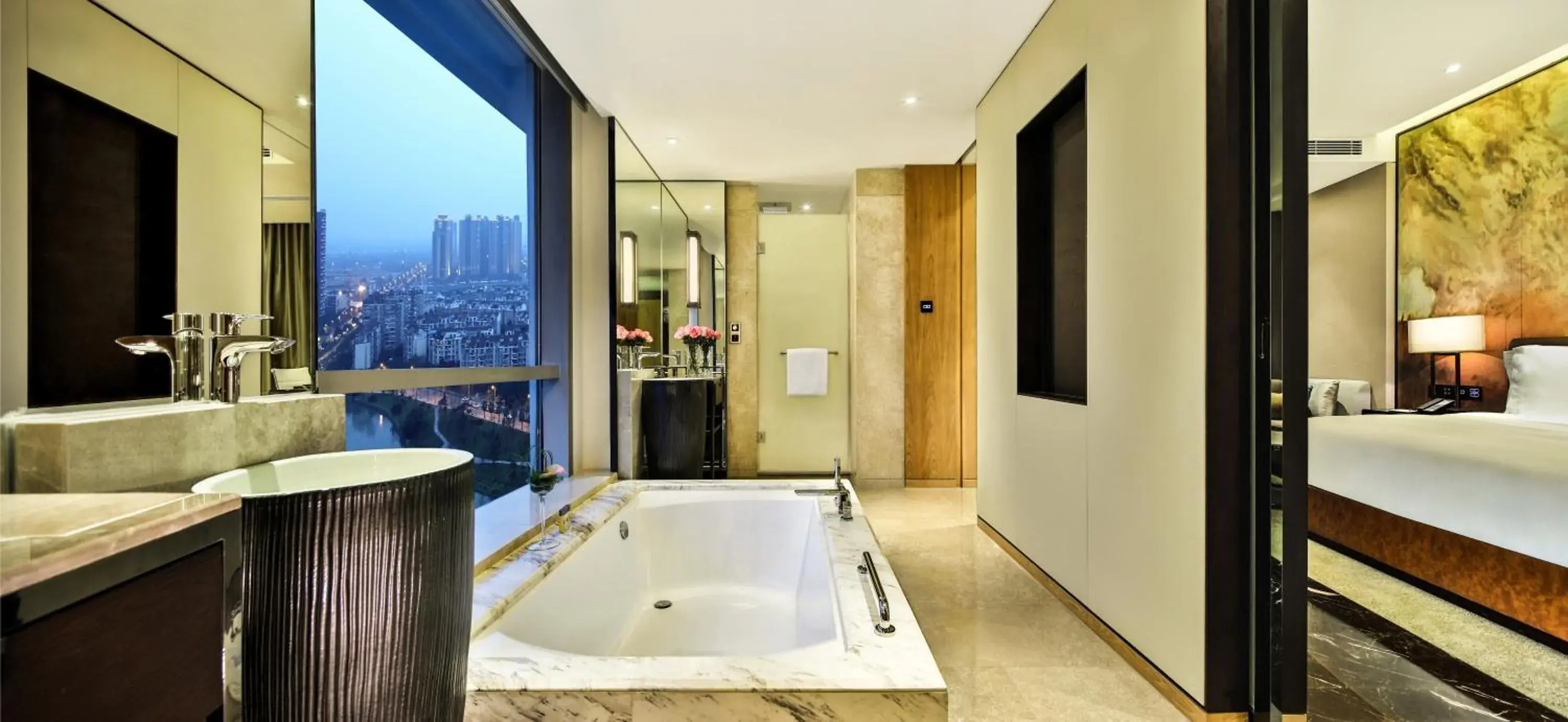 Bed in Crowne Plaza Chengdu Wenjiang by IHG Bed in Crowne Plaza Chengdu Wenjiang by IHG