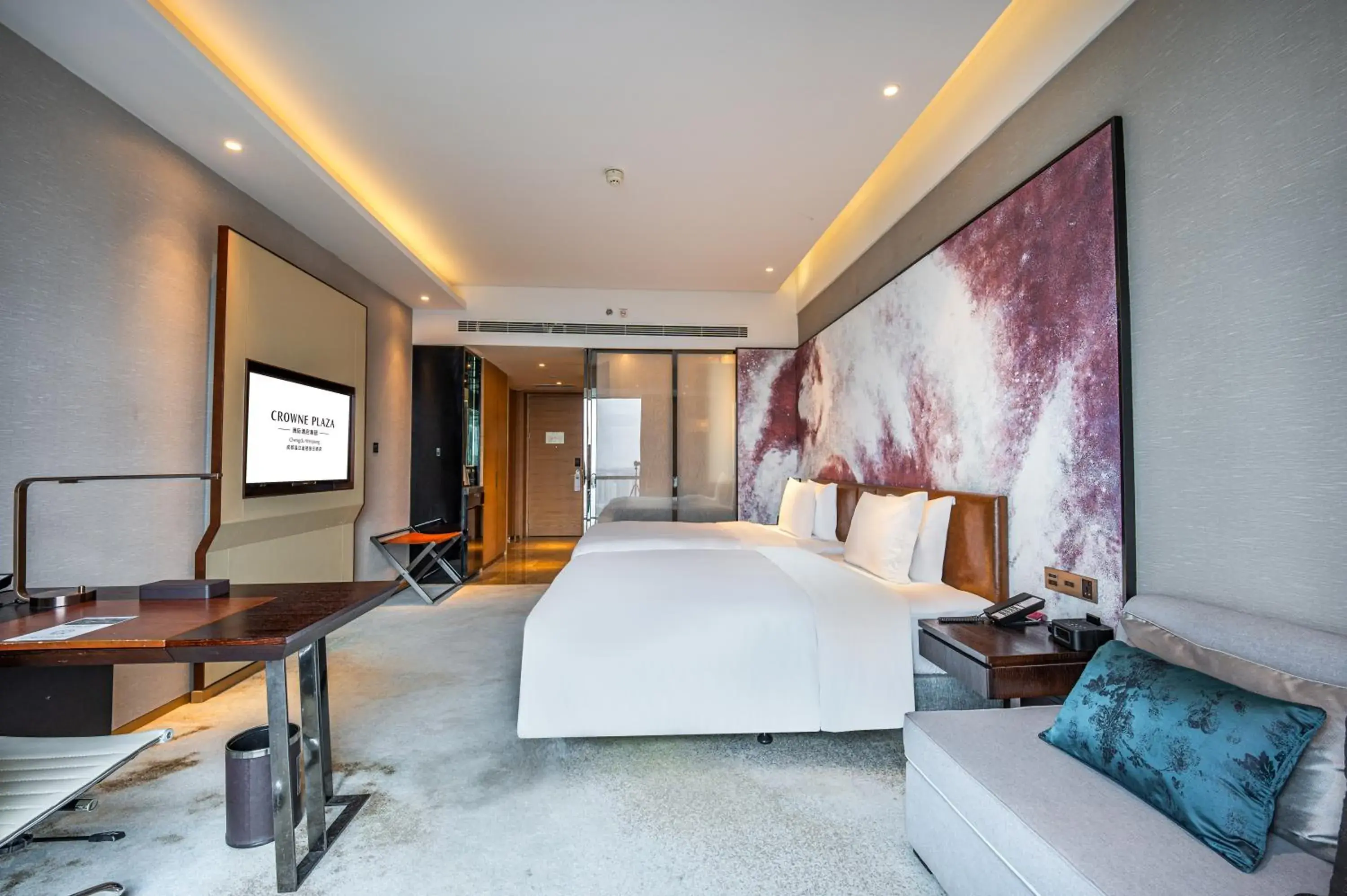 Bed in Crowne Plaza Chengdu Wenjiang by IHG Bed in Crowne Plaza Chengdu Wenjiang by IHG