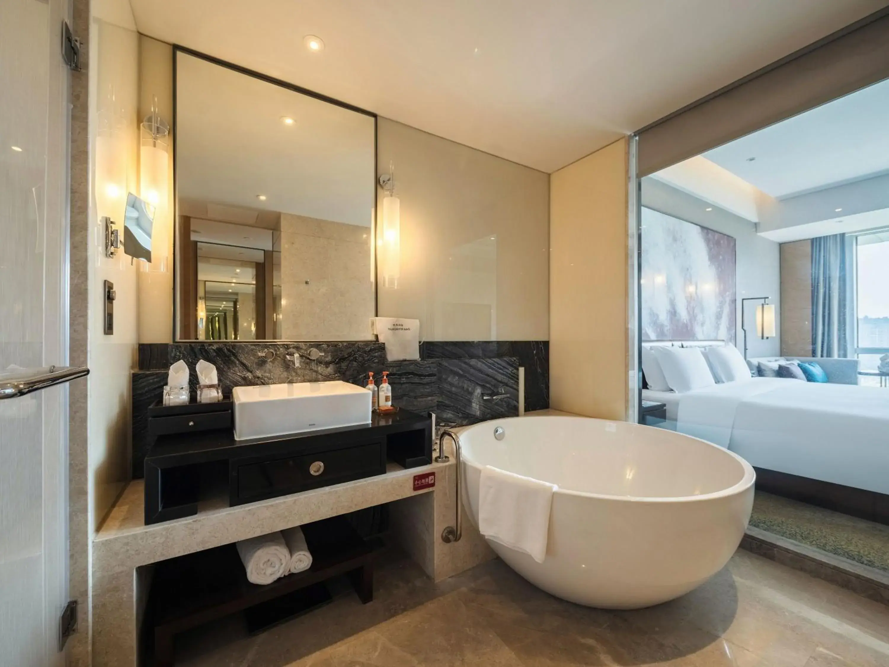 Toilet, Bed in Crowne Plaza Chengdu Wenjiang by IHG Toilet, Bed in Crowne Plaza Chengdu Wenjiang by IHG