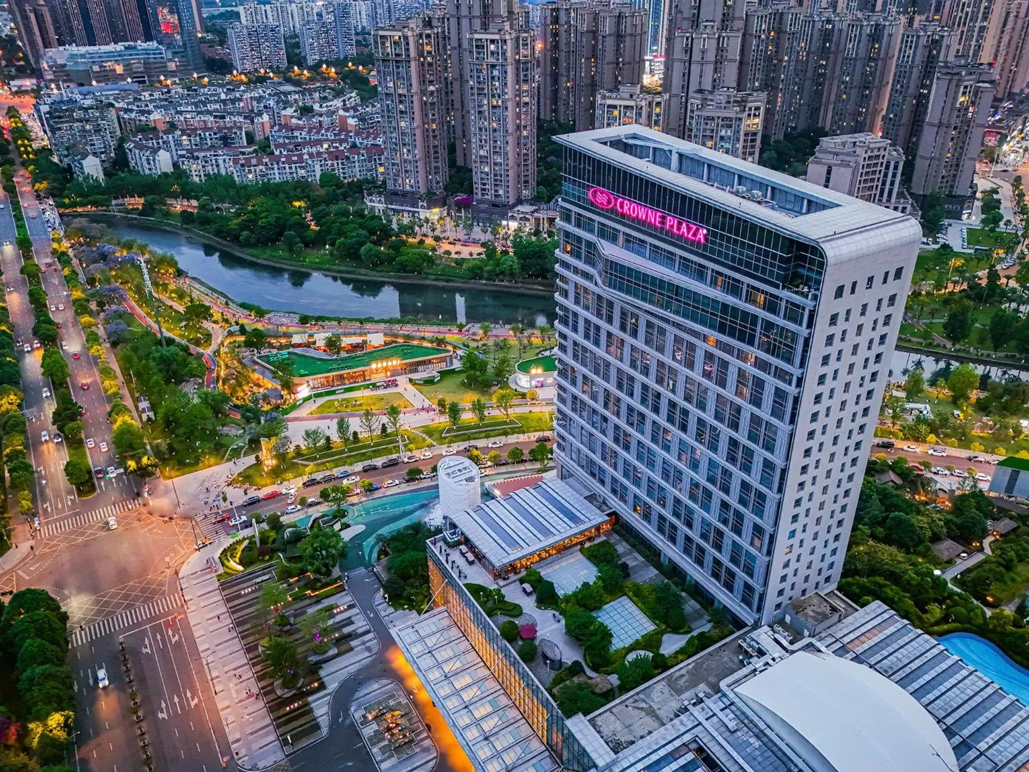 Quiet street view in Crowne Plaza Chengdu Wenjiang by IHG Quiet street view in Crowne Plaza Chengdu Wenjiang by IHG