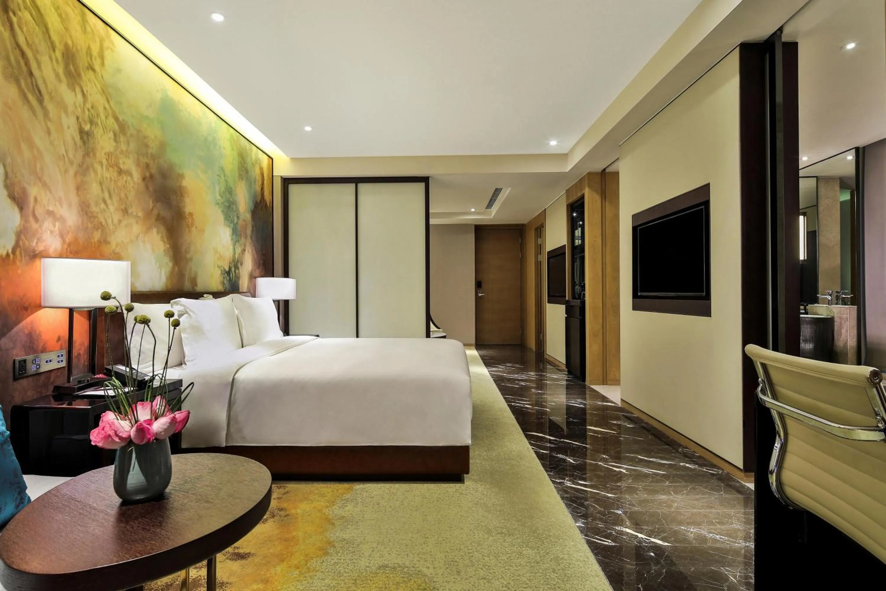 Bed in Crowne Plaza Chengdu Wenjiang by IHG