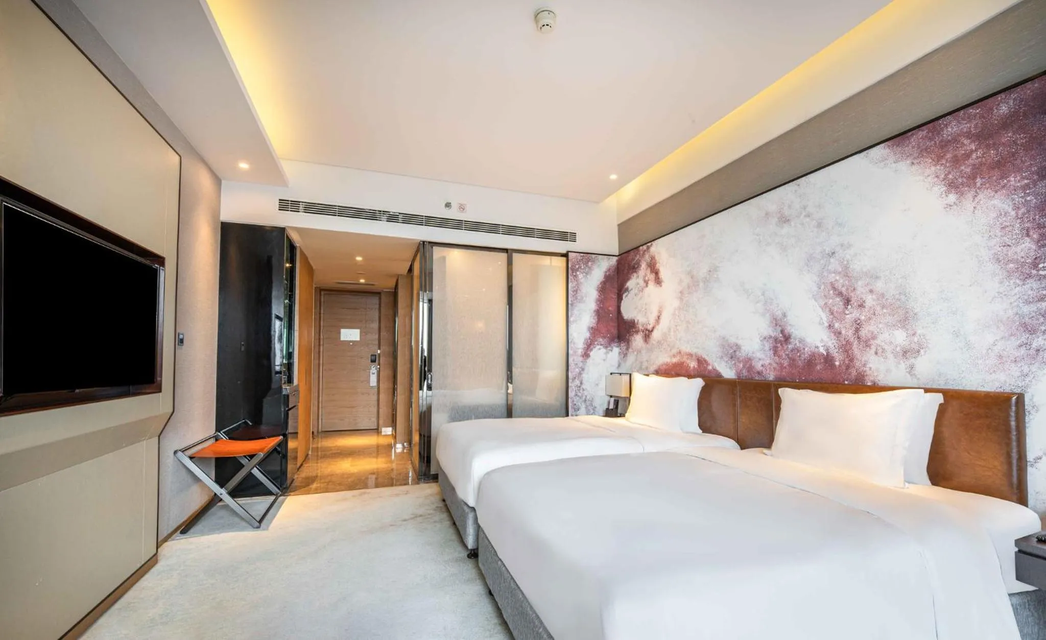 Photo of the whole room, Bed in Crowne Plaza Chengdu Wenjiang by IHG