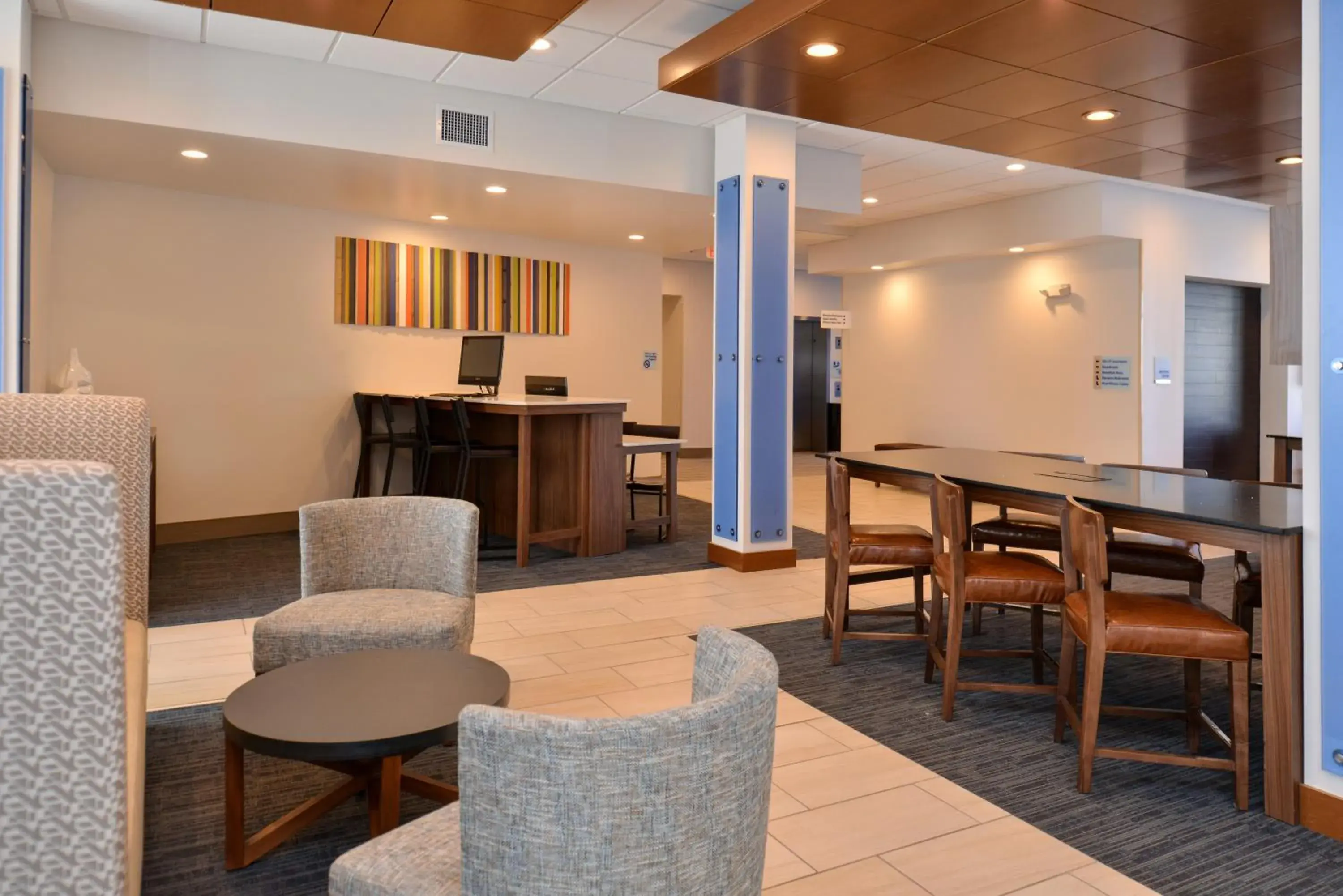 Breakfast, Seating Area in Holiday Inn Express & Suites Southgate - Detroit Area