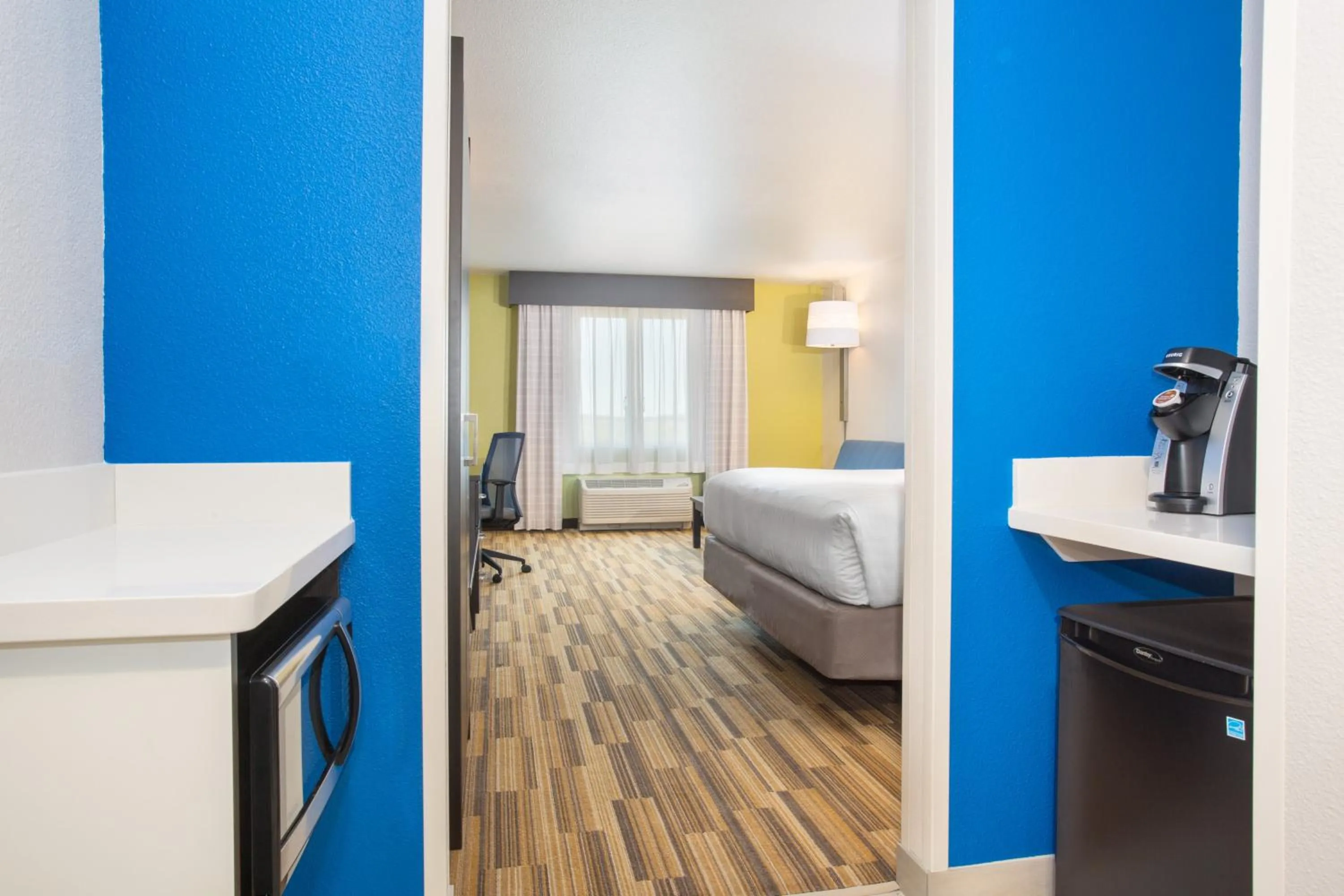 Photo of the whole room, Bed in Holiday Inn Express & Suites - Rapid City - Rushmore South by IHG