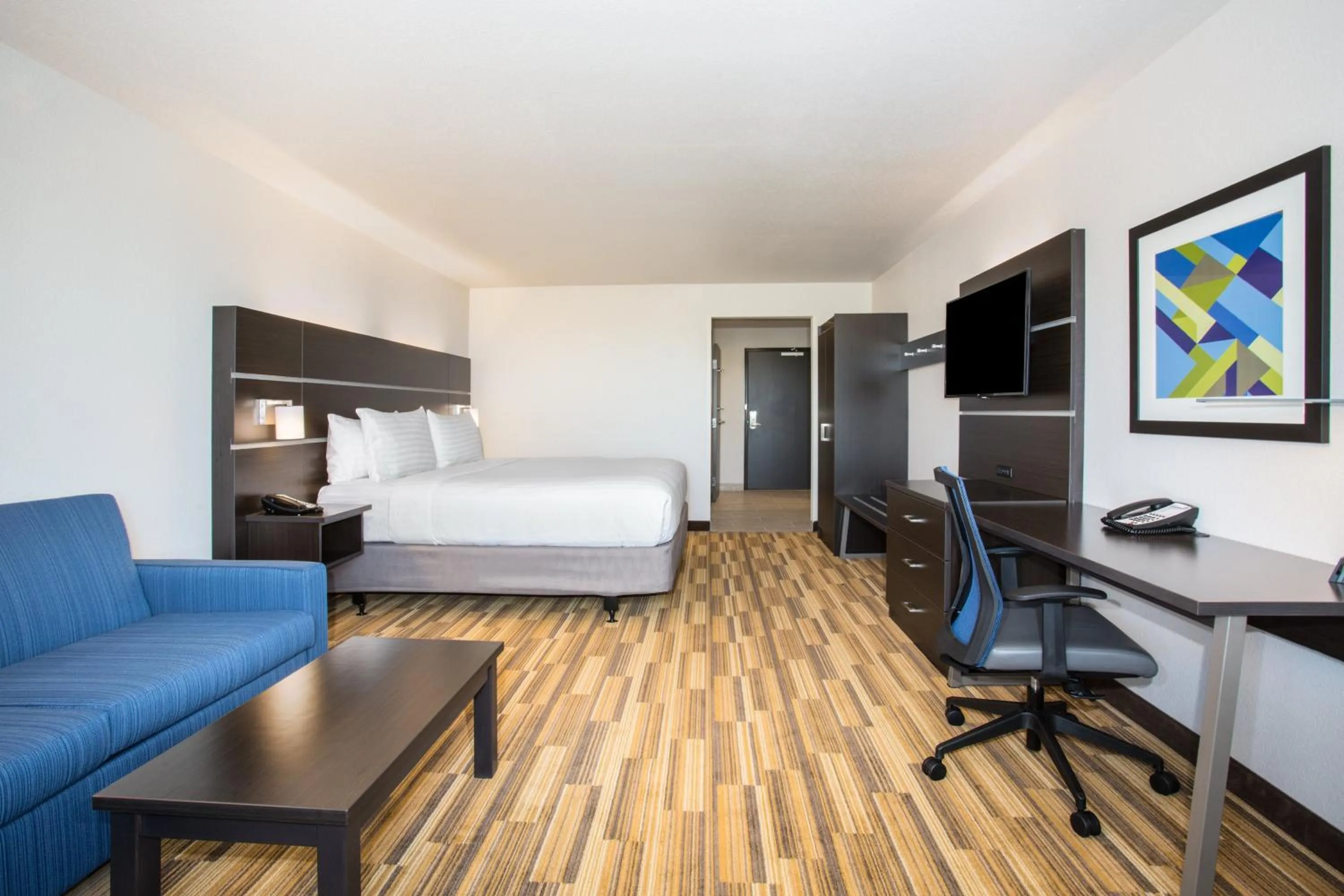 Photo of the whole room, Bed in Holiday Inn Express & Suites - Rapid City - Rushmore South by IHG