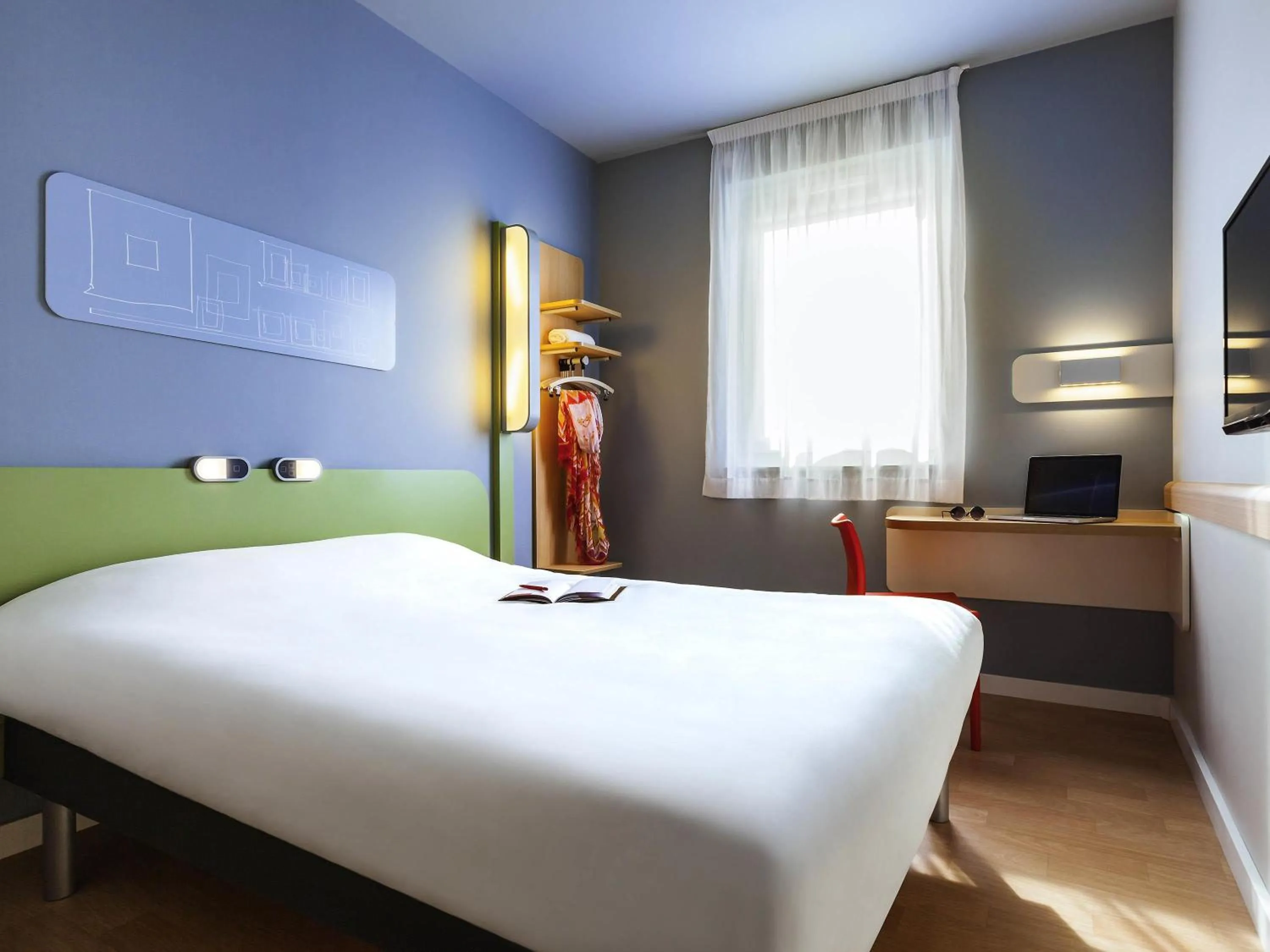 Bedroom, Bed in ibis budget Sens