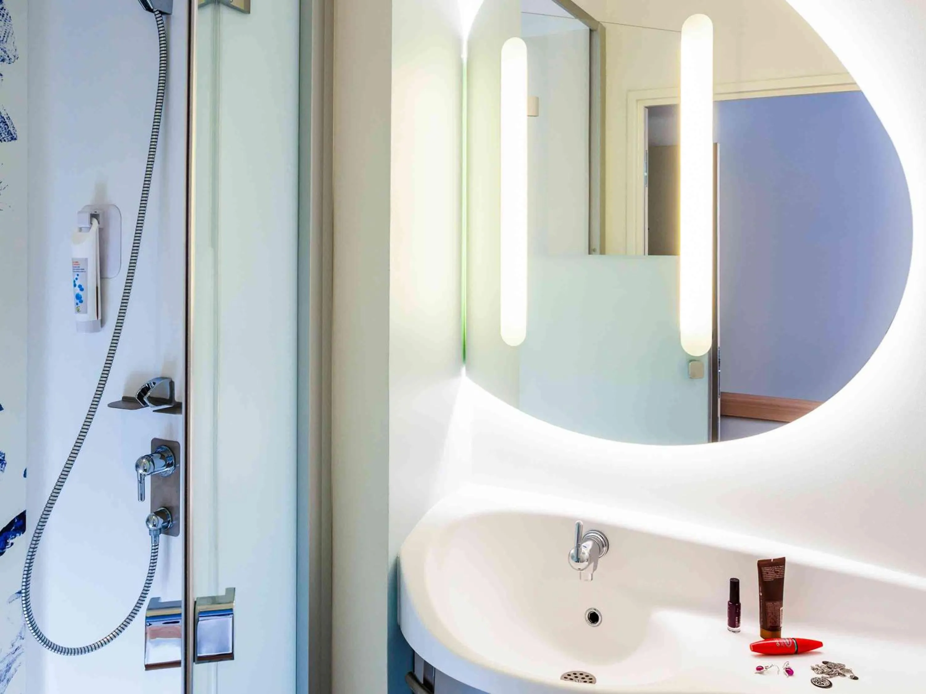 Photo of the whole room in ibis budget Sens