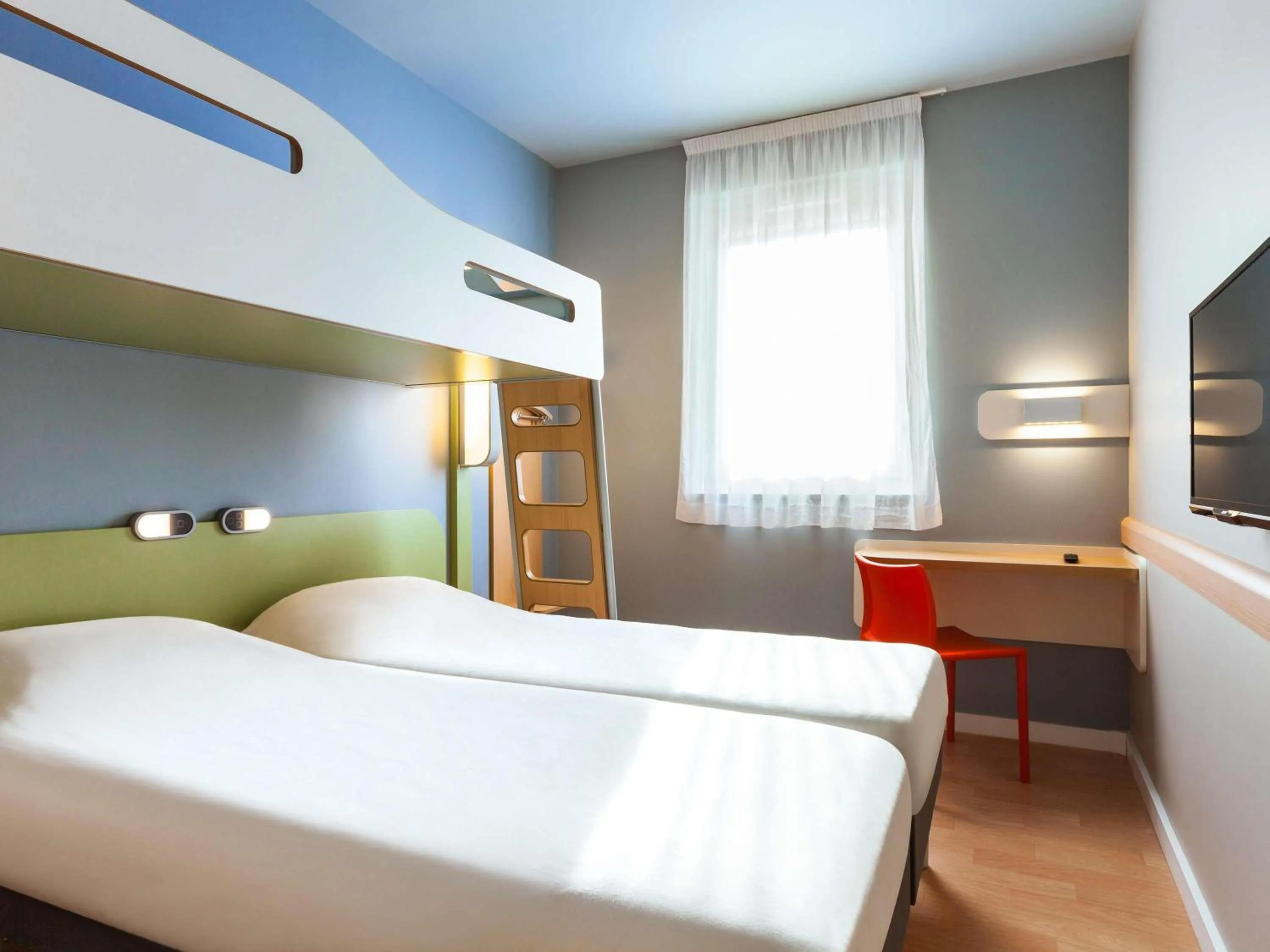 Bedroom, Bed in ibis budget Sens