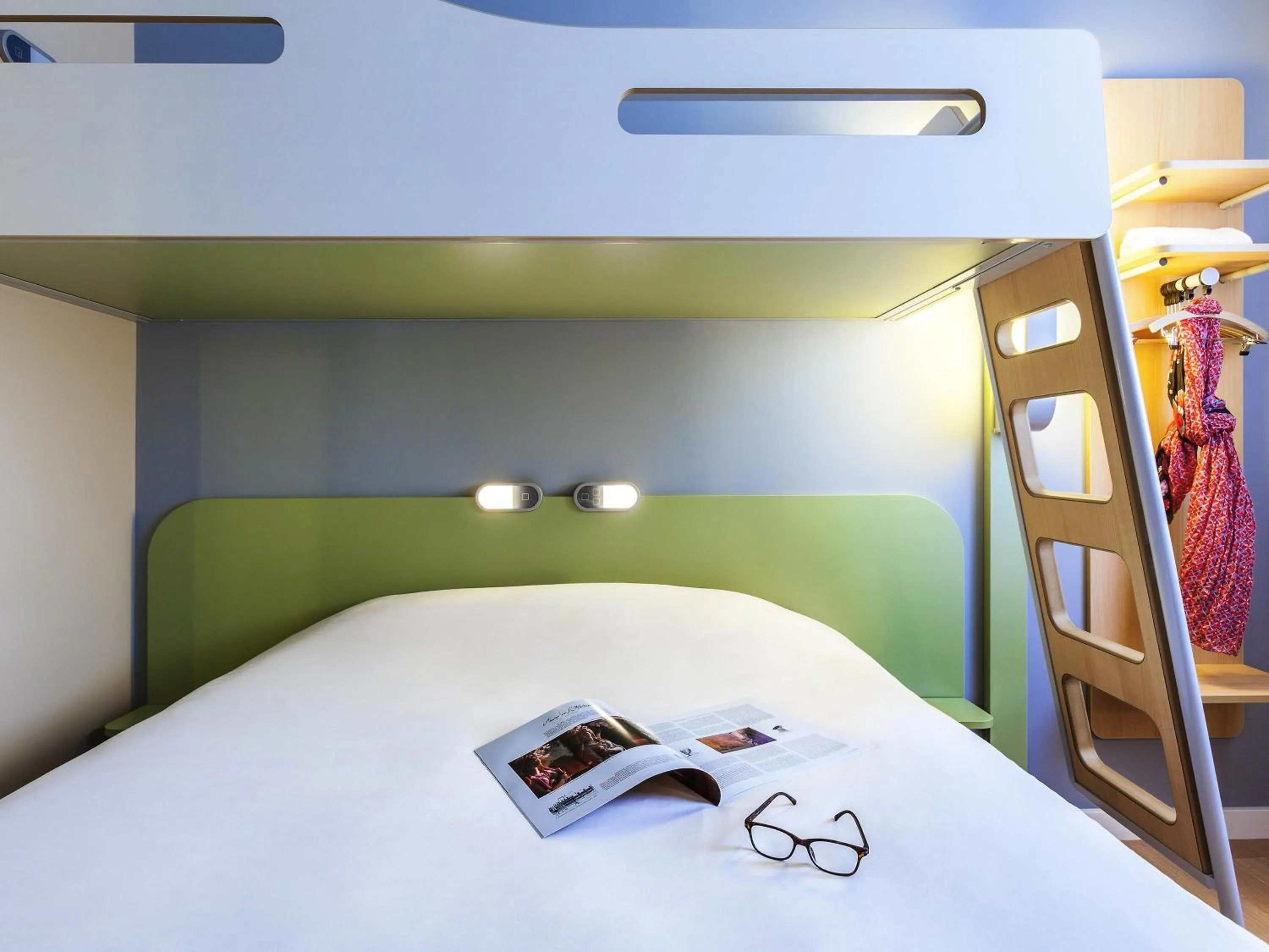 Bedroom, Bed in ibis budget Sens